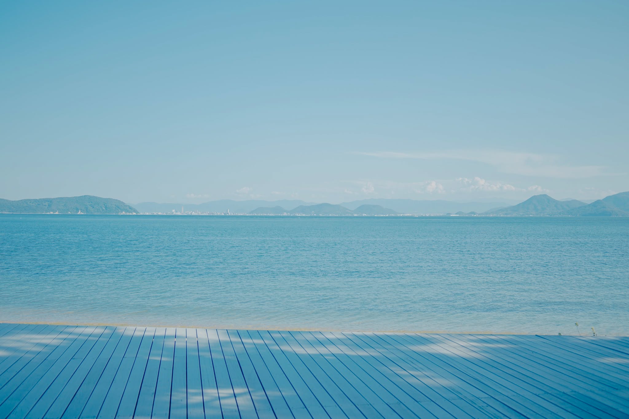 We would like to share with you a photo we recently took of the sea at Naoshima in August 🛳.
The sea in summer is called “Naoshima blue” by our staff, and its clear emerald green color is very exciting 😊.
After the Bon Festival, the morning and evening breezes bring cool air.
Naoshima blue” is one of the representative colors of Naoshima and is used for many products.
先日撮影した8月の直島の海をお届けいたします🛳
夏の海はスタッフの間で”直島ブルー”と呼ばれており、透明感のあるエメラルドグリーンに心躍ります😊
お盆を過ぎると朝夕は涼しい風を運んでくれます。
”直島ブルー”は沢山の商品に使われている、直島を代表する色のひとつです。
#benessehouseonlineshop
#naoshima #直島 #benessehouse#ミュージアムグッズ