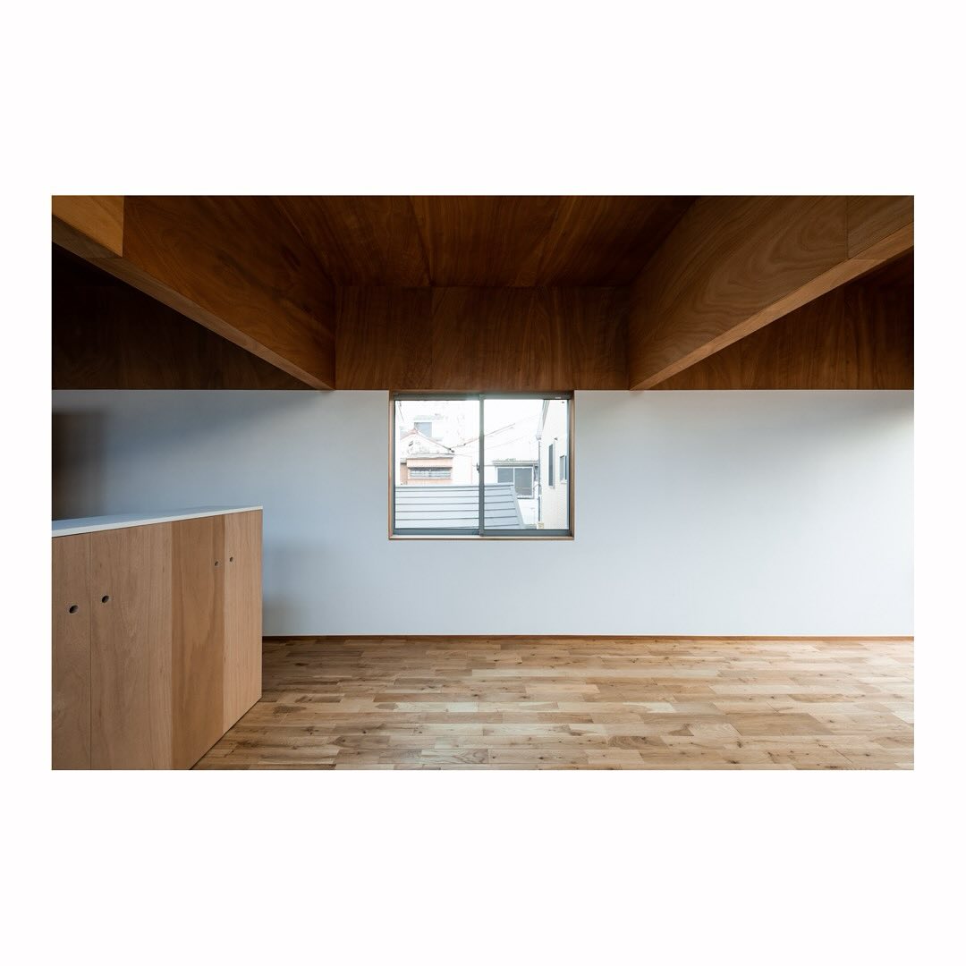 桑原邸/ Kuwabara House (2023)
Photo by Sobajima Toshihiro
南面は建て込んだ隣家の隙間を狙って開口部を設けている。自ずと窓先の景色が限られているため部屋と全体の構成は窓との位置関係によって調整している。
周囲が建て込んでいるという外から印象と内部から見た窓先の開放感との不一致が、
環境から切り離されたような家が持つ守られた開放性をもたらしている。
On the south facade, the openings are aimed at the gaps between high density neighbors' houses. As the view beyond the windows is inherently limited, the organization of the rooms and the whole structure is adjusted according to the position of limited views.
There is a contradiction between the impression of surroundings from the outside and the openness from the inside,
This makes the house seems to be detached from its surroundings, giving it a protected openness.
.
.
.
.
.
.
.
#建築 #建築家とつくる家 #architecture #注文住宅 #設計事務所 #ピロティ#狭小住宅 #設計事務所とつくる家 #狭小住宅のアイデア #リビング #ishimuraneichi #石村大輔根市拓
.
Top
@ishimuraneichi