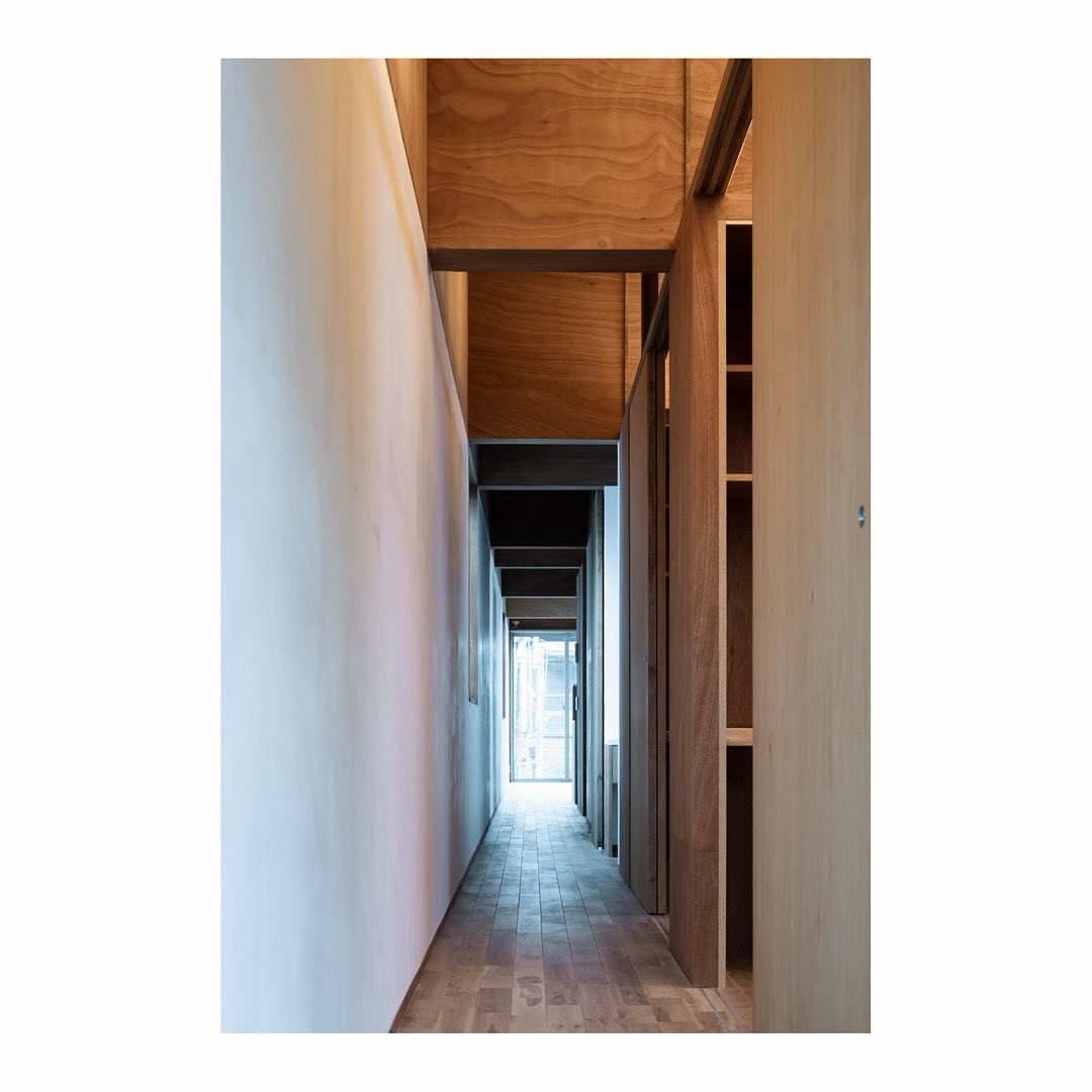 桑原邸/ Kuwabara House (2023)
Photo by Sobajima Toshihiro
廊下は家のつくりに沿ってその長さを強調する。漆喰の壁に反射する外光と木の仕上げに反射した赤らんだ間接光が混ざり合い、夕刻へ向かう時間の情景をつくる。
The corridor emphasizes the length of the house along its space. The light from the outside reflecting off the plaster walls and the reddish indirect light reflecting off the wood finish mix to create a scene of the time slightly into the evening.
.
.
.
.
.
.
.
#建築 #建築家とつくる家 #architecture #注文住宅 #設計事務所 #ピロティ#設計事務所とつくる家 #リビング #ishimuraneichi #石村大輔根市拓
.
Top
@ishimuraneichi