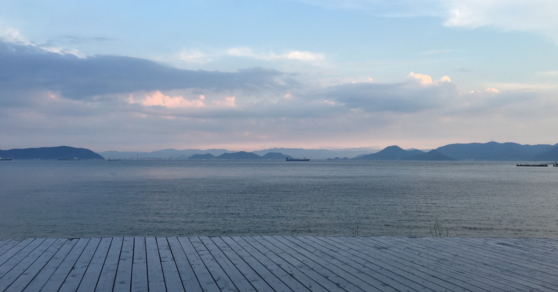 After mid-August, the evenings on Naoshima become pleasantly comfortable with the sea breeze and the sun eases off. It is a great time of year to relax and enjoy watching the sky slowly fade away by the sea.
直島は8月中旬をすぎると、夕方は日差しも和らぎ、海風が心地よく過ごしやすくなります。直島らしい、ゆったりとした時間の流れに身をまかせて海辺で暮れゆく空をのんびりと眺めるのが、この時期の楽しみです。
#benessehouse
#benessehouseonlineshop
#naoshima #直島