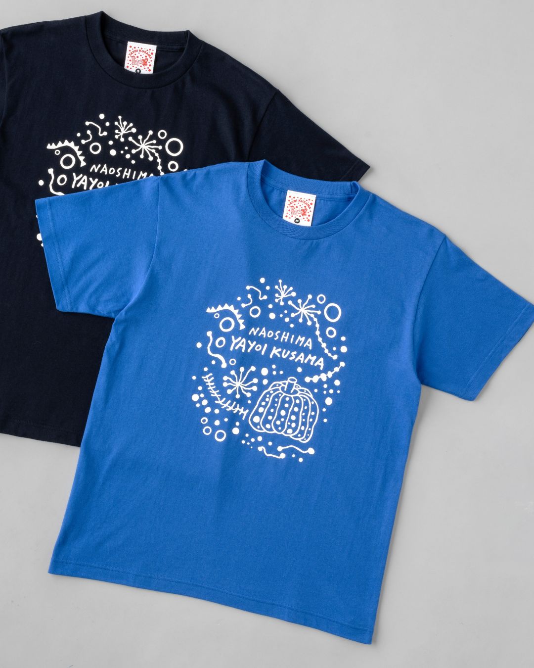 直島南瓜Tシャツ
ーーーーーーーーーーーーーーー
再入荷のお知らせ
ーーーーーーーーーーーーーーー
人気の限定Tシャツが再入荷しました。
草間彌生氏がベネッセハウス ショップのためにデザインした、オリジナルのTシャツです。
ボディカラーのブルーは、春から夏の直島の海を
ネイビーは、秋から冬の直島の海をイメージしています🌊
プリント部分は、発泡剤を使用した手法で立体感を出しています。
サイズはXS~Lサイズまで✨
#benesse #benessehouseonlineshop #benessehouse #ミュージアムグッズ #直島 #naoshima