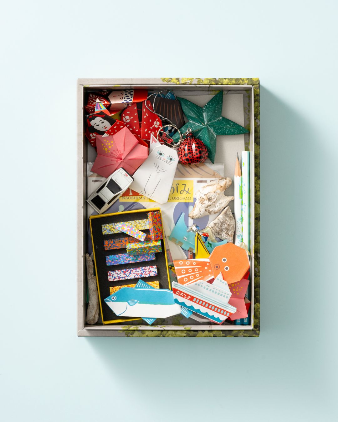 For young children, spring is a time of both farewells and new beginnings, as the school year starts in April in Japan.
At the Benesse House Online Shop, we offer a selection of small items, such as stationery, that make perfect little gifts—whether as a token to say