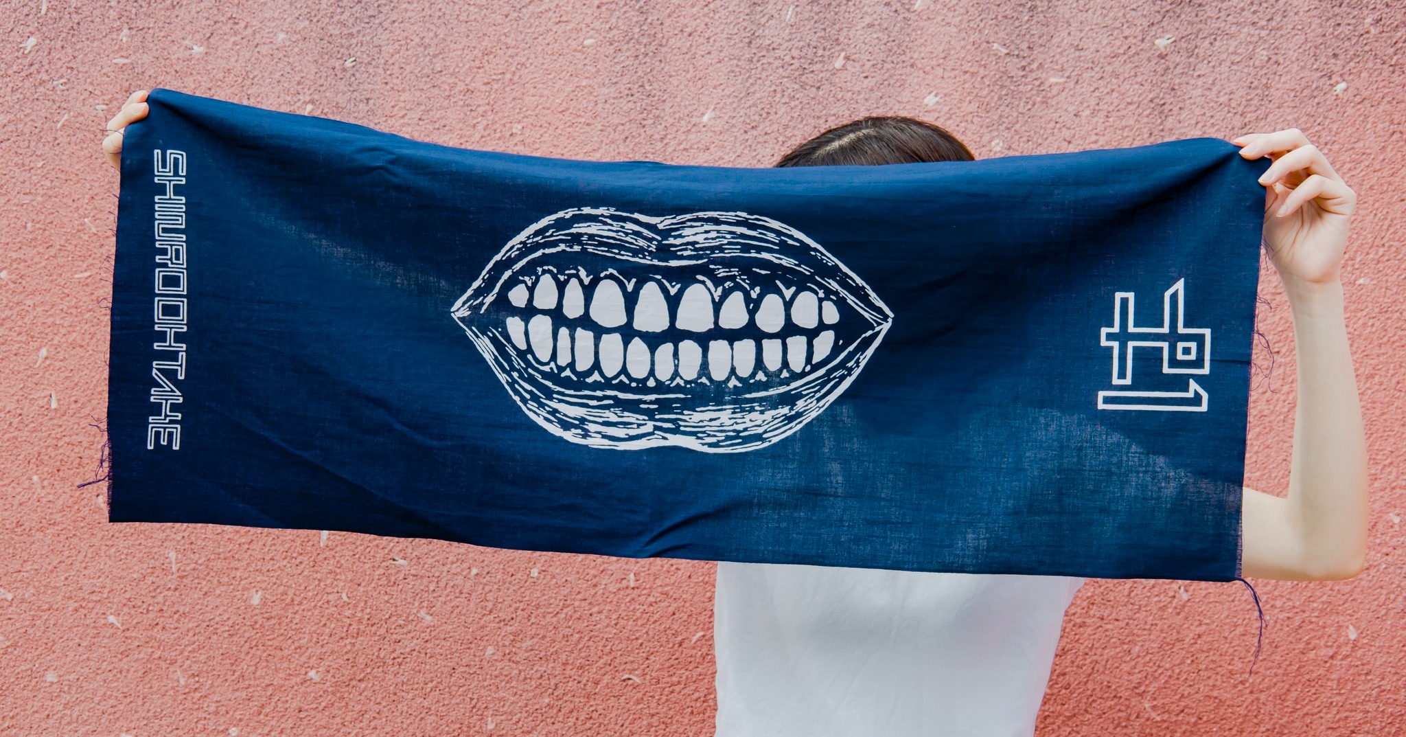 ✨New Product Announcement✨
This is an original design hand towel by SHINROOHTAKE, whose work is on display at the Naoshima House Project “HAISHA.”With its striking illustration and “HA” character design, this hand towel is perfect for the sweaty season! Available in two colors: white and navy blue.
Now on sale in stores! Online sales are scheduled to begin in late August😊
✨新商品のお知らせ✨
直島の家プロジェクト「はいしゃ」で作品を公開している大竹伸朗氏オリジナルデザインの手ぬぐいです。
インパクトのあるイラストと「は」の文字がデザインされている手ぬぐいは、汗をかくシーズンに大活躍!白とネイビーの2色展開です👄
店頭で絶賛販売中です!オンラインショップは8月下旬販売予定です😊
#ミュージアムグッズ #直島 #Benesse #benessehouse #benessehouseonlineshop #ベネッセハウス #大竹伸朗 #shinroohtake