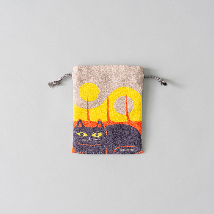 ✨New Product Announcement✨
A cat standing under the eaves of a house with a noren curtain has been turned into a drawstring bag. Available in two types, black cat and white cat, these bags are versatile and easy to use. 🐈⬛🐈 Each bag is carefully crafted from traditional chirimen fabric from the Tango region of Kyoto. Now on sale in stores! Available online in late August. 👍
✨新商品のお知らせ✨
「のれん」のかかった家の軒先で佇むねこが巾着になりました。マルチに使いやすいサイズ感で、黒ねこと白ねこの2種類を楽しめます🐈⬛🐈京都丹後地方の伝統的なちりめんで1点1点丁寧につくられています。店頭で絶賛販売中!オンラインショップは8月下旬販売予定です👍
#ミュージアムグッズ #benessehouse #しまねこ #直島 #Benesse #benessehouseonlineshop #ねこ #ベネッセハウス