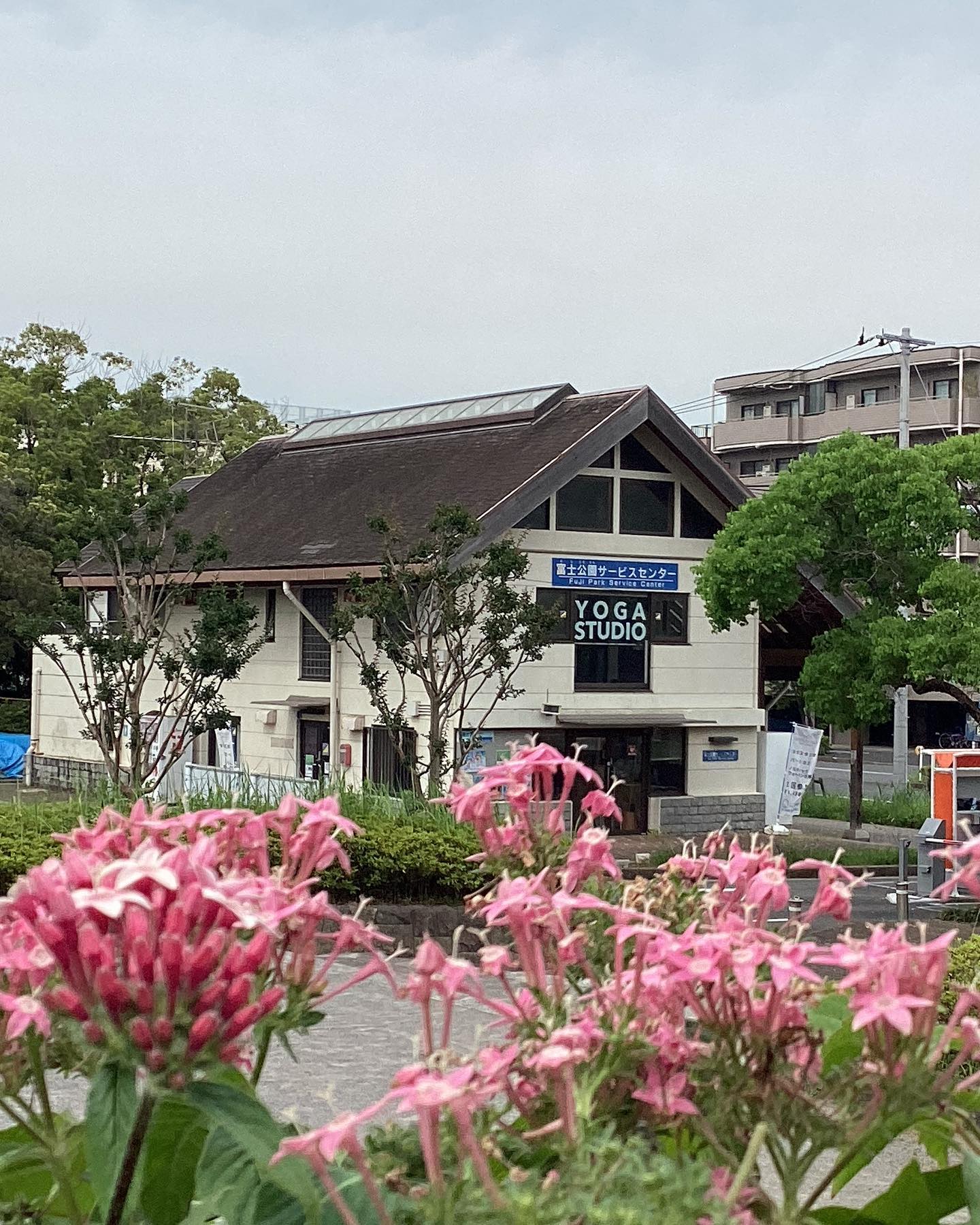 🌳OUTDOOR FITNESS EDOGAWA🌳
皆様こんにちは🤗
今日はとっても蒸し暑いですね💦
お部屋ではエアコンをONにしている方が多いと思います。この時期は体調も崩しやすいです。冷えによる胃腸機能の低下、自律神経に疲労などなど…😓
感じているお体の不調改善、夏バテ予防にヨガで整えましょう🧘✨
🧘元気に過ごすためにヨガでできる事
ヨガは、緊張した背面や筋肉を緩め、また、筋肉を強化することができます。捻る動きや、伸ばす動き、深い呼吸と共に身体を動かす事で、身体の内側から温まり、柔軟性と筋力がつき、内臓機能の活性化・自律神経が整う等 体に良いことばかり✨
1日1ヨガ🧘✨
ふか〜く吸って ふか〜く吐く
ヨガを習慣化してみませんか?
自分の身体は自分で守る!夏前に、疲れにくい体づくりをしましょう😊
詳細&ご予約はこちらから↓
https://tarp-pro.jp/user/outdoorfitness-edogawa
元気に笑顔でお待ちしています🤗
南葛西富士公園でのヨガ・アウトドアフィットネス情報を随時更新!
@outdoorfitness.edogawa
詳細・プログラムの予約・月4回お得に受講できるマンスリ会員情報などは
@outdoorfitness.edogawa
プロフィールよりリンクをTAP!
フォローもお忘れなく
@outdoorfitness.edogawa
開催場所:富士公園サービスセンター2F
@outdoorfitness.edogawa
#yoga#ヨガ#parkyoga #パークヨガ#nordicwalk #ノルディックウォーク#ノルディックウォーキング#富士公園
#outdoorfitness#outdoorfitnessalloveryourtown #アウトドアフィットネス#美しい自然の中で健康になる#南葛西#葛西puroduced by @beachtown.co.jp
よろしくお願いします。