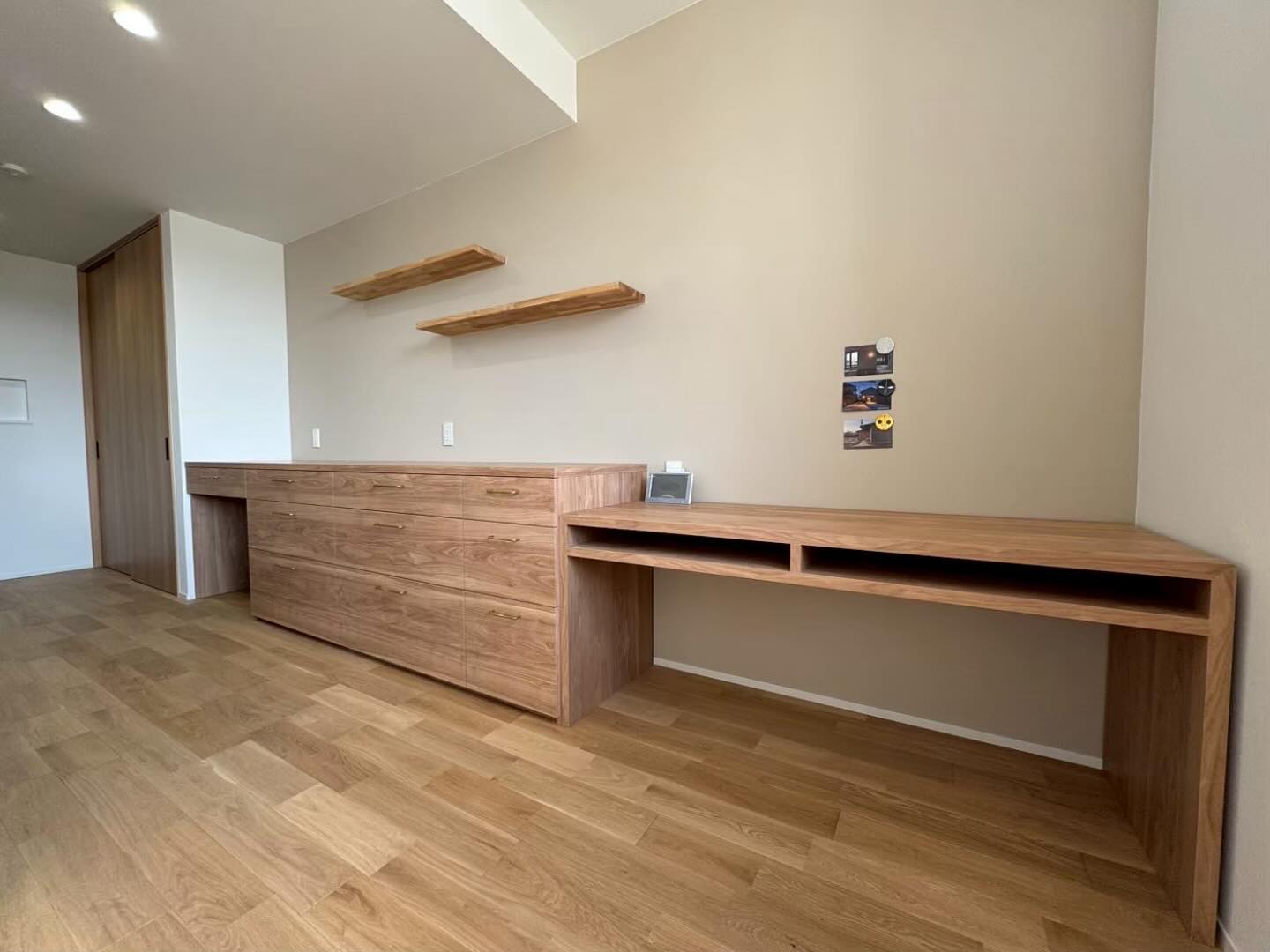 「暮らしに、木のぬくもりを...」
木の温もりを感じる、こだわりのキッチン背面収納。
オーダーメイドで仕上げた創作棚は、見せる収納と隠す収納のバランスが絶妙。お気に入りの小物や写真を飾って、毎日の暮らしに彩りを。
自然素材に囲まれた空間で、心地よいキッチン時間を楽しんでいます。
#キッチン収納 #背面収納 #オーダー家具 #木のある暮らし #シンプルライフ #ナチュラルインテリア #暮らしを楽しむ #丁寧な暮らし #造作棚 #収納アイデア #インテリア好きな人と繋がりたい#デザイナーズ住宅