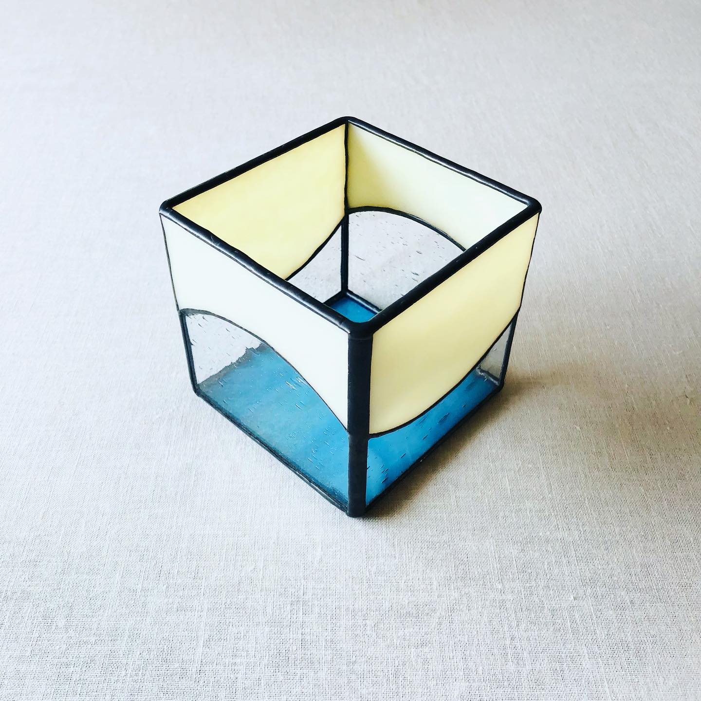 ステンドグラスの立方体容器
『底がよく見えるキューブ』
気泡入り透明ガラスが涼しげな
約8センチ角の入れ物です。
使い方いろいろ。
オンラインショップで販売中です。
#らのららくステンドグラス工房 #ステンドグラス #らのららくオンラインショップ #ranoraraku_stainedglass #stainedglass #candleholder #stainedglasscontainer #container #glasscontainer #glasscube