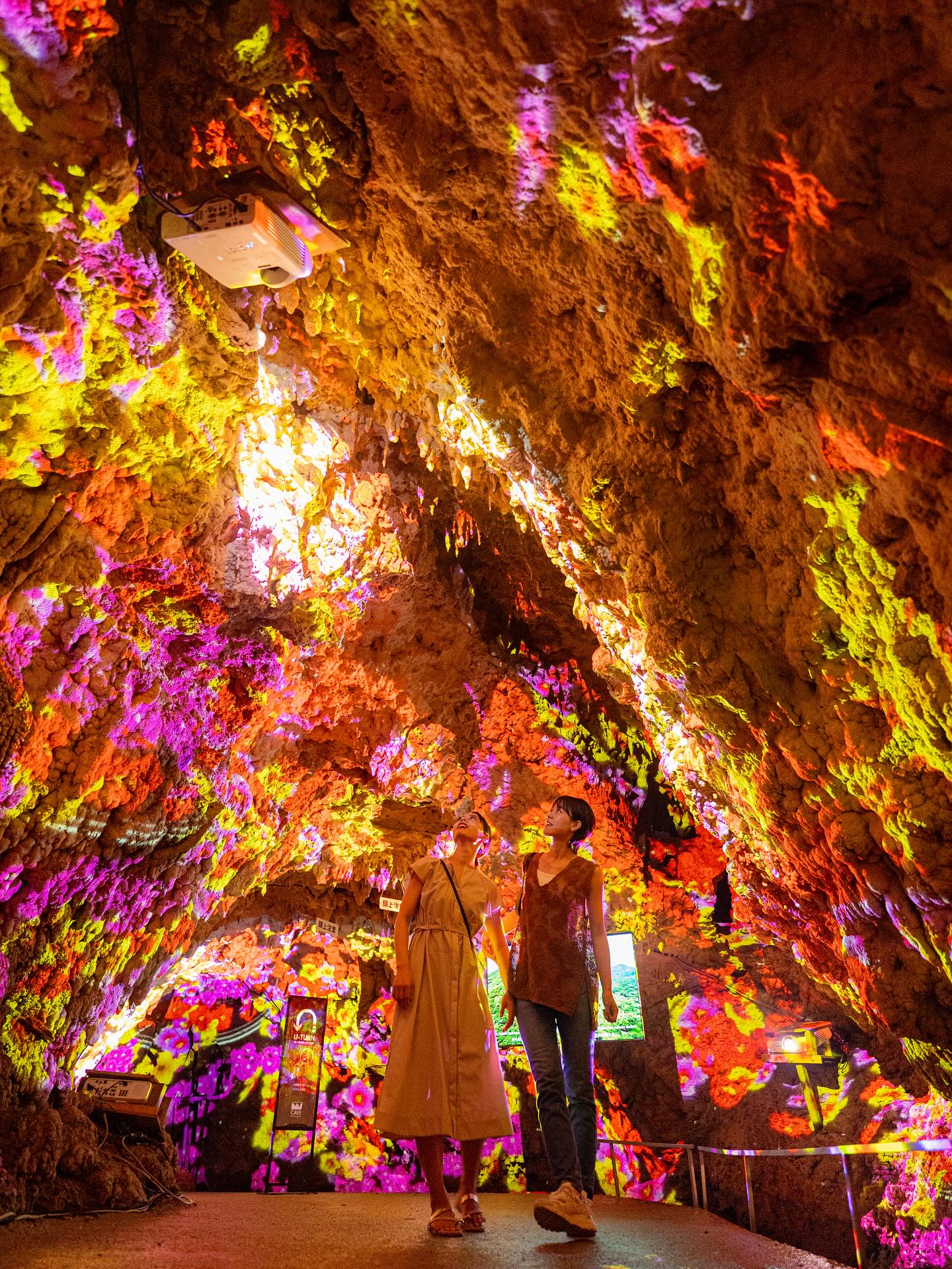 ✨**新エリアオープン!**✨
2025年9月、CAVE OKINAWAに待望の新エリア
『神秘体験ZONE』が正式公開🌈
自然の岩肌に映し出される美しい映像と、
プロジェクションマッピングが織りなす“光と神秘の融合”💫
まるで洞窟そのものが呼吸しているかのような、
超没入型の新感覚体験をお楽しみいただけます。
暗闇の中で浮かび上がる光、流れる音、
その一瞬一瞬が心を震わせる感動へ――。
ぜひこの秋、CAVE OKINAWAで
自然×プロジェクションが生み出す幻想世界を体感してください🌠
📍CAVE OKINAWA(ケイブオキナワ)
所在地:沖縄県うるま市石川嘉手苅479-1
撮影
@keiya_camera
#ケイブオキナワ #CAVEOKINAWA #神秘体験ZONE #プロジェクションマッピング #新エリアOPEN #沖縄観光 #鍾乳洞 #沖縄旅行 #光の演出 #幻想体験 #没入体験 #体験型観光 #フォトジェニック #沖縄スポット #冒険と感動の旅
#沖縄県 #うるま市 #沖縄 #おきなわ #オキナワ #OKINAWA #okinawajapan #okinawatrip #沖縄観光スポット #沖縄おすすめスポット #沖縄パワースポット #パワースポット #恩納村 #神秘体験 #雨の日スポット