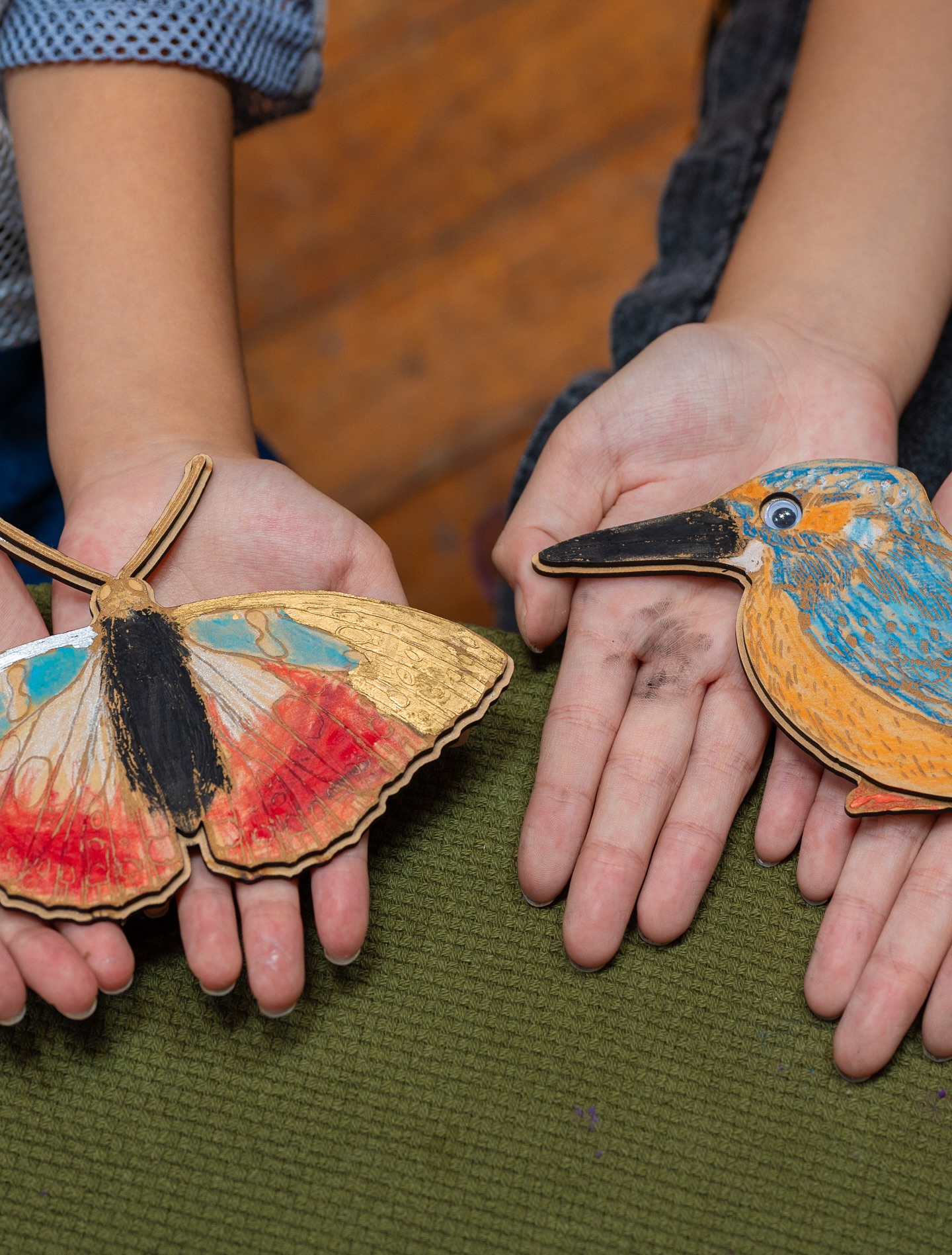 今年の夏にワークショップを開催させていただいたPICA八ヶ岳明野様で 『じぶんでつくる いきものマグネット』を毎日体験していただけることになりました🕊️
自然豊かな森の中にあるこの場所で、KNOCK DESIGNのプロダクトを常設コンテンツとして扱っていただけること、とても嬉しく思います。
ぜひ森を散策して、
生き物の魅力を感じながら体験してみてください🌿