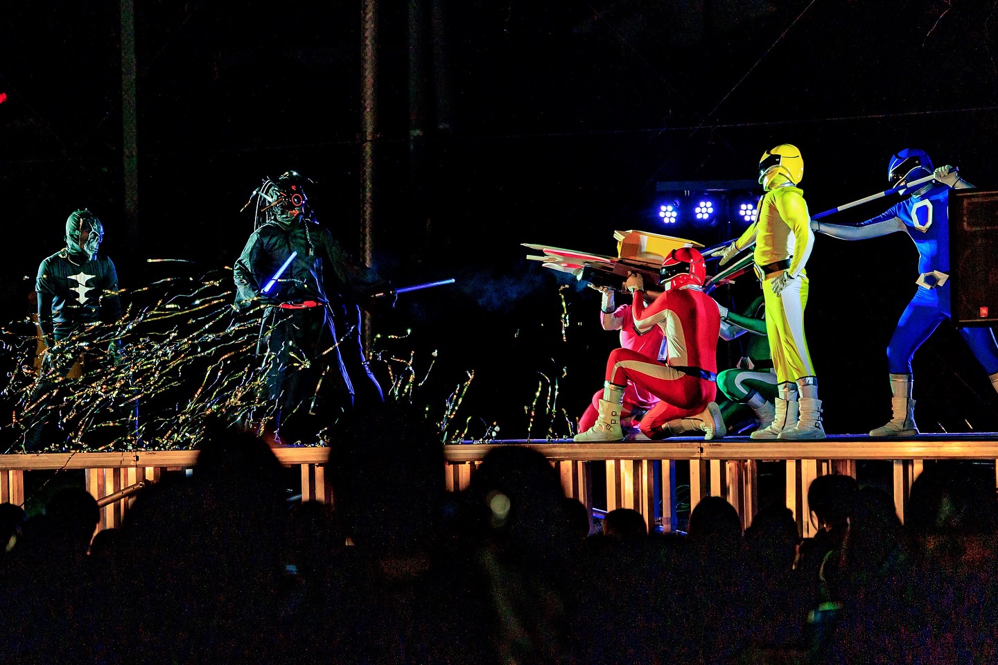「五湖レンジャー!!!! 」
会場に響く子供たちの声
五湖レンジャーがwakafes2025に登場!!
ヒーローの登場に、子どもたちの目がキラキラ✨
悪者との戦いに大きな声援が飛び交い、最後はみんなで大きな拍手👏
ありがとう五湖レンジャー!
#wakafes2025 #五湖レンジャーショー #子どもたちの笑顔 #ヒーロー登場 #地域のヒーロー #若狭町