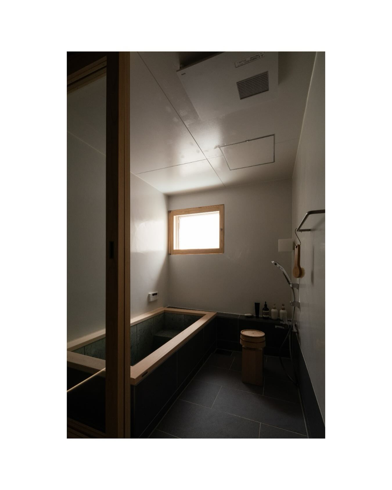 風の道テラス07 / KAZE NO MICHI TERRACE 07 (2025)
Photo by Masao Nishikawa
The bathroom unifies the screen frame, entrance sliding door, and bathtub edge in hinoki wood. The walls are painted over mortar, creating a soft texture reminiscent of polished plaster.
Architect(Skelton design): NARUSE・INOKUMA ARCHITECTS
Produce: Archinet
Construction: KAWAZU CONSTRUCTION
浴室は、網戸枠、入口の引き戸、浴槽の縁をヒノキで統一。壁はモルタルの上に塗装を施し、磨き上げた漆喰のような柔らかな質感を表現している。
スケルトン設計: 成瀬・猪熊建築設計事務所
企画・プロデュース: アーキネット
施工: 河津建設