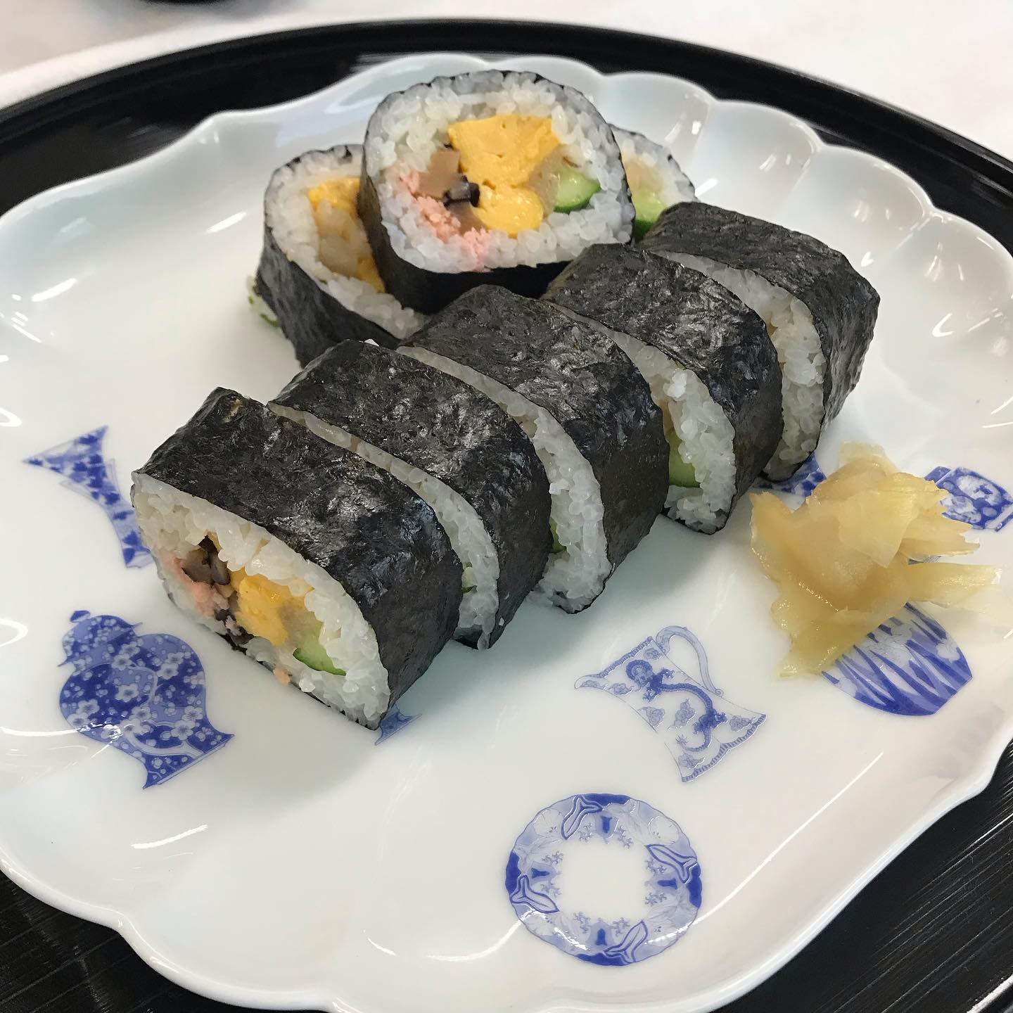 今日の一年生の実習は介護食の巻き寿司と粕汁でした🧑🍳
巻き寿司は5種類の具材と麦入りご飯の食感がとても良かったです。
巻くのにとても苦戦しましが、とても良い勉強になりました!
粕汁は銀シャケの出汁がよく出ていて酒粕ともよくあっていて美味しかったです😊
家でも実践したいと思いました🔥
#九州文化学園調理師専門学校
#介護食
#便秘予防食
#巻き寿司
#酒と根菜の粕汁