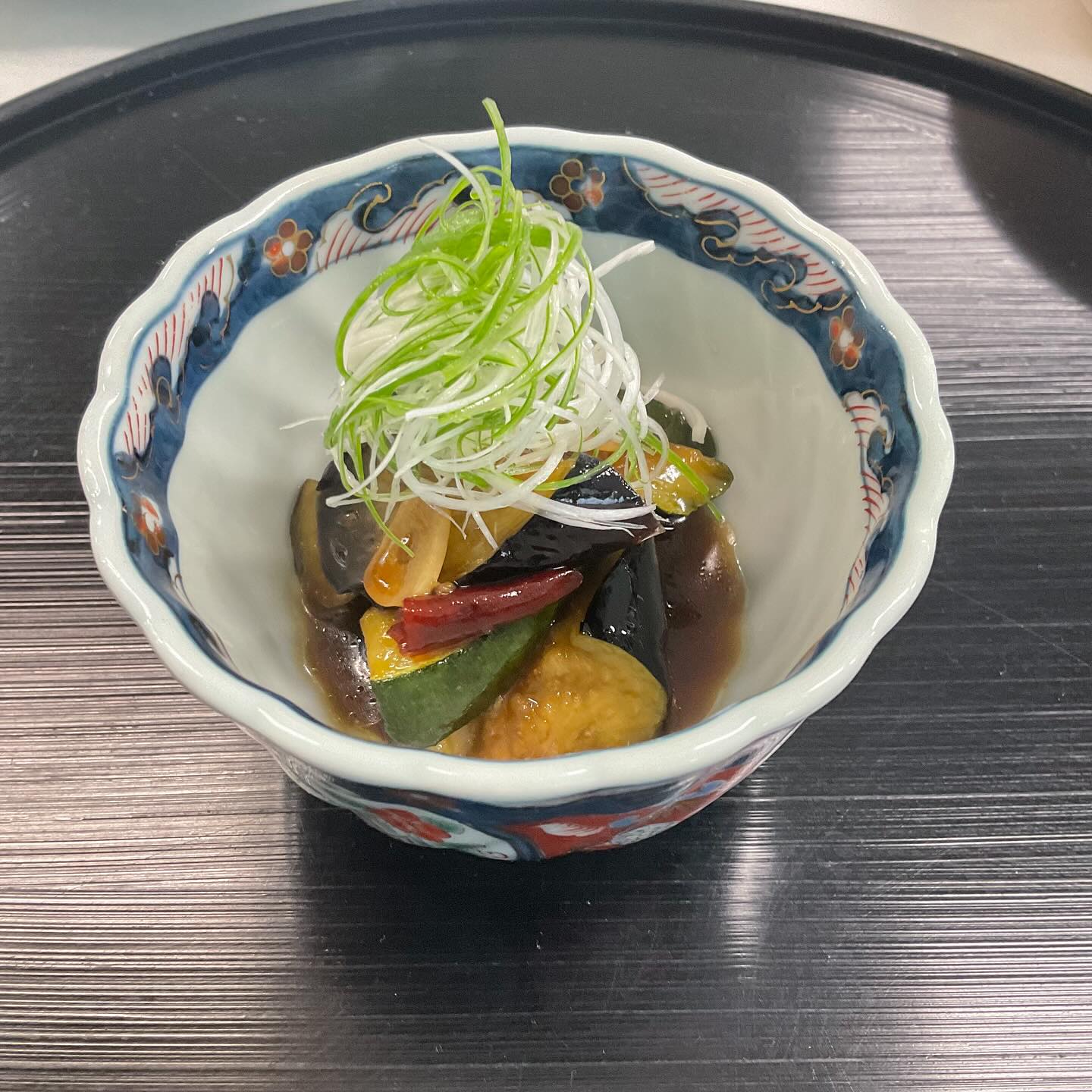 今日の1年生の実習は介護食をしました💫
マグロの手捏ね寿司と茄子とズッキーニの揚げにと落とし卵と冬瓜の味噌汁を作りました。🍆🥒
初めて卵が入ってた味噌汁を食べました。美味しかったです〜
#九州文化学園調理師専門学校
#冬瓜
#味噌汁