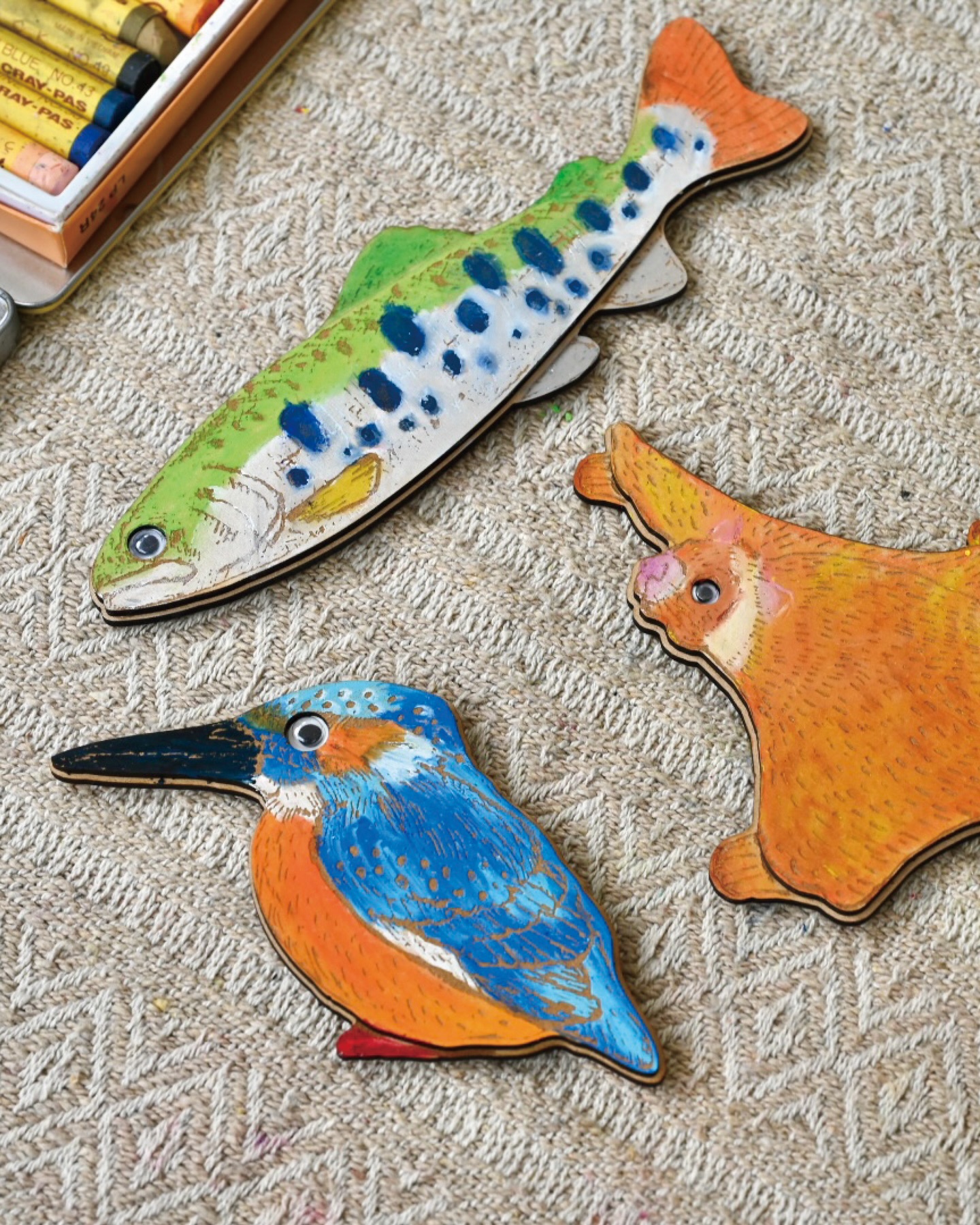 明日からの二日間、八王子オープンファクトリーが開催されます🌳
_____________________________
八王子オープンファクトリーとは?🔍
八王子市内を中心に、地域に根ざすのさまざまな企業の“ものづくりの現場”を一般公開するイベントです。
普段は見ることのできない制作の裏側を体験できるほか、ワークショップや販売、見学ツアーなどを通して、作り手と直接つながれる特別な二日間。
子どもから大人まで楽しめる、八王子のものづくり文化を感じられるイベントです。
_____________________________
KNOCK DESIGNでは『TOKYO FARM VILLAGE』 様(磯沼牧場様)の芝生エリアにあるパーゴラの下をお借りして、ワークショップを開催します。
日曜日の下記の時間帯はまだ空きがございますので、
気になる方はオープンファクトリー公式サイトから詳細をご覧ください。
https://site2.convention.co.jp/hachi-of/
13:00スタート 3枠
15:00スタート 3枠
参加をご希望の方は、当日ブースに置いてある『予約表』へご記入のうえ、開始時間の10分ほど前にブースへお越しください。
※時間帯によって TOKYO FARM VILLAGE様隣接の駐車場が満車となる場合がございます。
余裕を持ってお越しいただき、満車時は近隣のコインパーキングをご利用ください。
また、「岩魚のからくり」の他に、
「じぶんでつくる いきものマグネット」も持っていく予定です。
こちらはご予約不要で、席に空きがありましたらすぐに参加可能です。
土日とも晴れ予報で気持ちの良い2日間になりそうです。
屋外での開催となりますので、寒くない格好でお越しください。