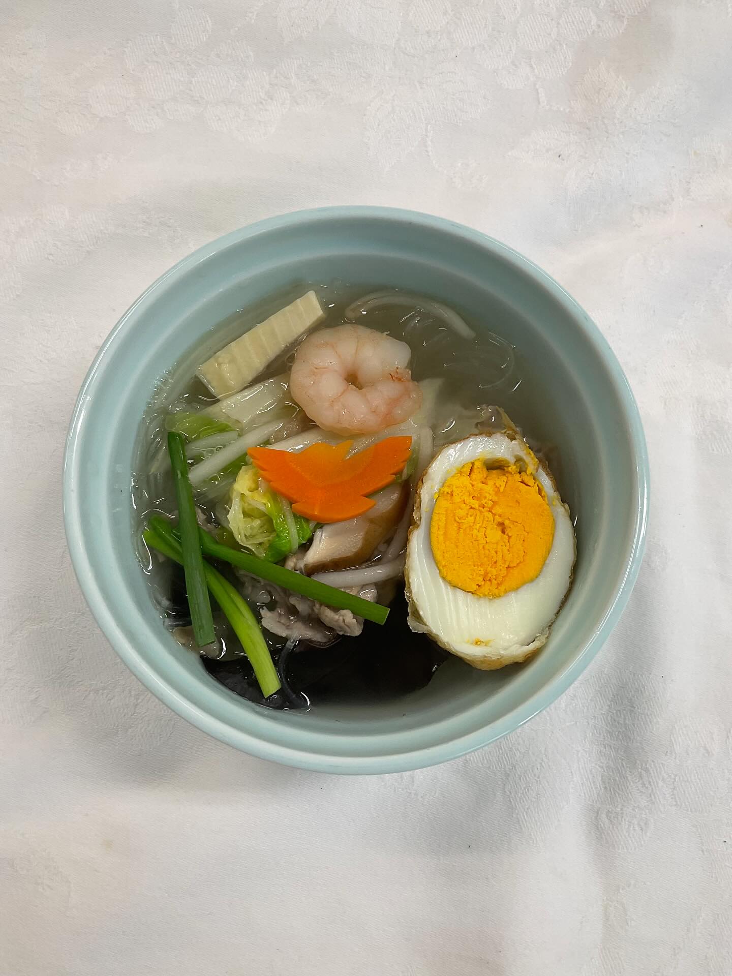 今日の実習は鶏肉とカシューナッツの炒めと五目入り春雨スープでした。
鶏肉とカシューナッツの炒めでは材料の切り方が統一されていて大きさを揃えて切るのが大変でした。
五目入り春雨スープは豚と海老の出汁が出ていて野菜がシャキシャキしていてとても美味しかったです。
次の実習も頑張ります。
#九州文化学園調理師専門学校
#鶏肉とカシューナッツ炒め
#五目入り春雨スープ(太平燕)