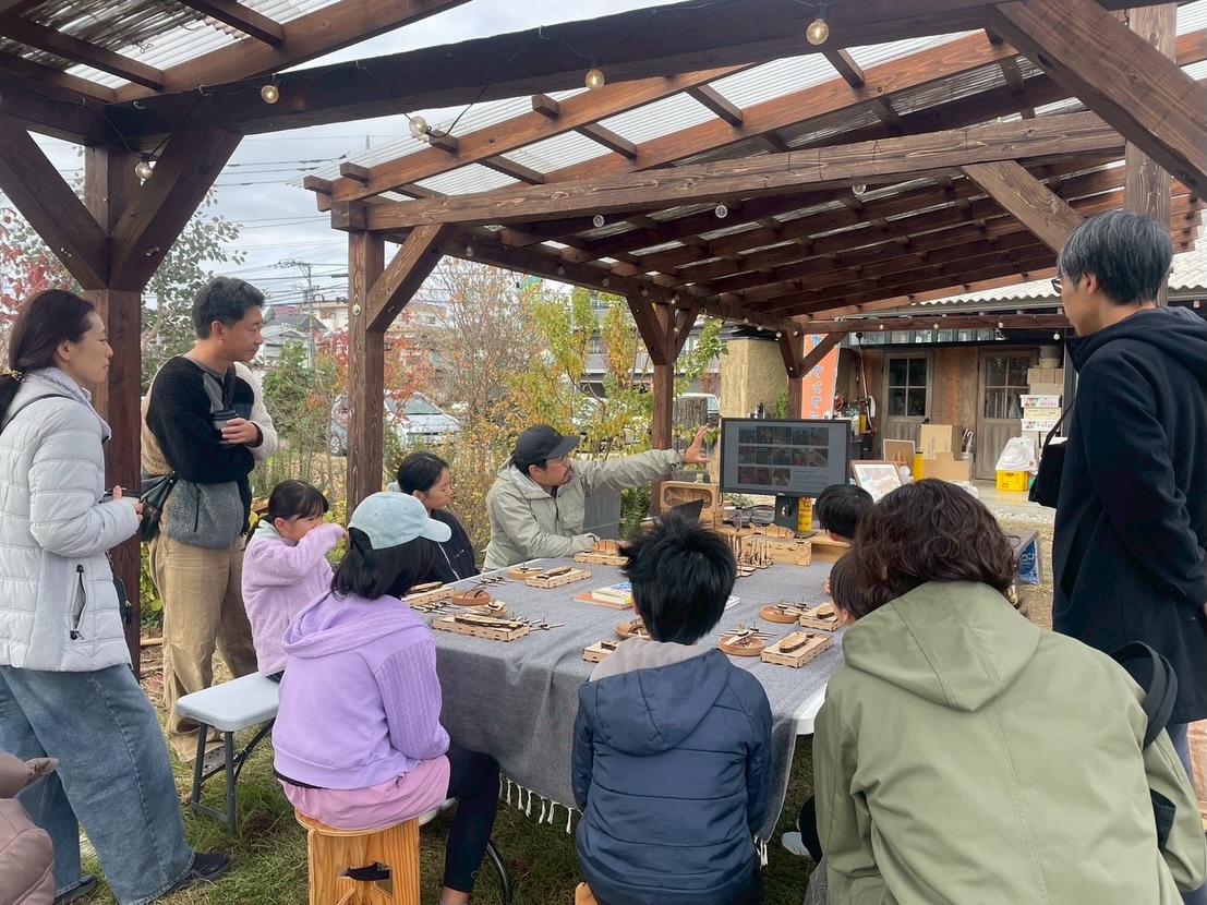 ワークショップにご参加いただいた皆様、ありがとうござました!🐟
発見や学びなどお持ち帰りいただけたでしょうか🔍👀
今回は八王子オープンファクトリー内でのイベントでしたので、僕が普段していることや、これまでどのようなことをしてきたか。また設計の話しなど、スライドを使いながら説明させていただきました📺
あまり参考にならなかったかもしれませんが、こういう風に生きている人もいるんだなーと、頭の片隅に留めていただけたら嬉しいです。
来年もオープンファクトリーが開催される際はエントリーしてみたいと思っています。
新しい発見や学びのあるコンテンツを準備して参りますので、ぜひまた参加をご検討ください🛠️
改めましてワークショップにご参加いただき、ありがとうございました!
また、今回場所を提供していただいた磯沼牧場様 、@isonuma__milkfarm
お手伝いとして参加してくれた書道家のはーちゃん
@hacreii 、
本当にありがとうございました!
@hachioji_openfactory