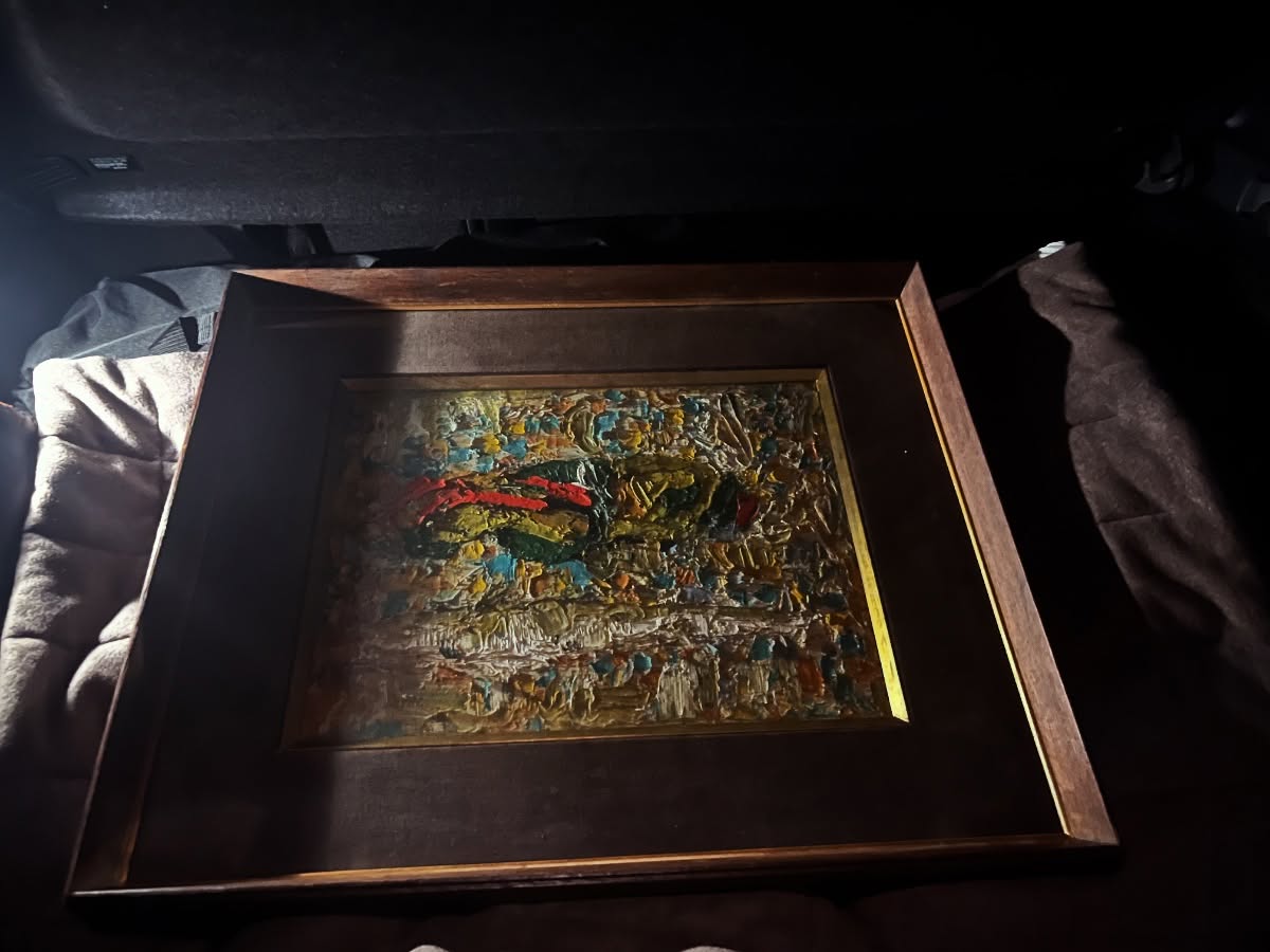 (株)ランドフォーメーションの不動産事業にて
先日、土地(建物解体渡し)売却のご依頼を頂きました
売主のT様から
喫茶 ロマンス宛に
素敵な素敵な絵画🖼️をご提供いただきました🥹
T様の実家(解体予定建物)玄関に飾ってあった
とても素敵な絵画です。
入った瞬間目に入り、気になっておりました。
どうしてもロマンスに飾りたくて私からT様に
お願いしました。
快く快諾して頂き感謝しかありません。
T様の想いの詰まった絵画は喫茶 ロマンスの店内で
これからも輝き生き続けます。
実家を解体したら熊本へ帰る理由がほとんどなくなるとT様から言われた時
また熊本に帰ろう
あの絵画を観に行きたいな!
そう思ってもらいたかった
ロマンスに行くと実家に戻ったような気持ちになれる
それってとても素敵なことですよね?
ロマンスはその名前の通り
様々な人の懐かしい想いや浪漫を大事に、また、感じられる空間でありたいと思っております。
いつでも立ち寄ってゆっくりして頂きたいです。
T様
頂いた素敵な絵画🖼️
ロマンスで大事に大事に守っていきます!
ありがとうございました。
いつでもいらして下さい😊
喫茶 ロマンス
株式会社リレイト
代表取締役社長 中野 翔太
#喫茶店 #熊本喫茶店 #喫茶店巡り #喫茶店ランチ #喫茶店モーニング #喫茶店好きな人と繋がりたい #喫茶ロマンス
#ロマンス#不動産売買 #熊本不動産 #ランフォメ