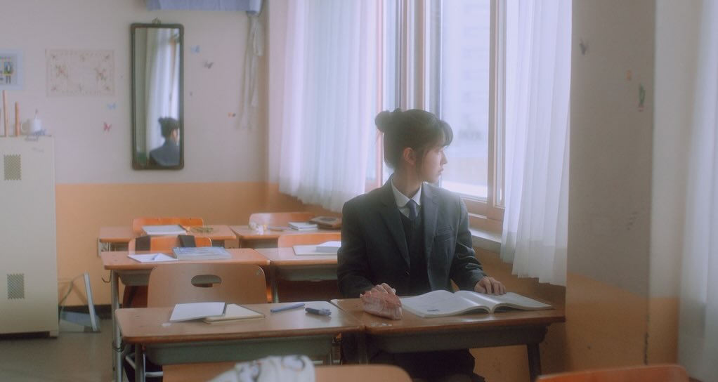 『#君と私』ホワイトシネクイントにて絶賛上映中🎬
ドラマ『D.P.-脱走兵捜査官-』などで知られる俳優のチョ・ヒョンチョルが、長編映画監督デビュー。2014年4月に韓国で発生したセウォル号沈没事故を題材に、済州島行きの修学旅行を明日に控えた女子高校生のセミとハウンが過ごす夢のような1日を描いた物語。
新人監督ながら、第45回青龍映画賞にて、最優秀作品賞の『ソウルの春』、アカデミー賞ノミネート作品『パストライブス/再会』などをおさえ最優秀脚本賞と新人監督賞の2部門を受賞。さらに、第60回百想藝術大賞では、女性の多様な人生と感情を描き出した秀作をテーマに、ファッションブランドGUCCIが選出するGUCCI IMPACT AWARDを受賞。
胸に想いを秘めるセミ役には、映画『スウィング・キッズ』や『サムジンカンパニー1995』での好演が光ったパク・ヘス。セミが想いを寄せるハウン役に、『イカゲーム シーズン2 』、『あしたの少女』で迫真の演技を見せたキム・シウン。撮影には、これまでドキュメンタリーや広告映像、MVなどを中心に手がけ、長編映画ほぼ未経験の新進気鋭の映像作家DQMを抜擢。音楽を、日本でも人気の高い4ピースバンドHYUKOH/ヒョゴのリーダー兼メインボーカルを務めるOHHYUK/オヒョクが手掛け、韓国カルチャーシーンを牽引するクリエイターが集結。
監督: #チョヒョンチョル
出演: #パクヘス、#キムシウン、#オウリ、#キルヘヨン、#パクジョンミン 他