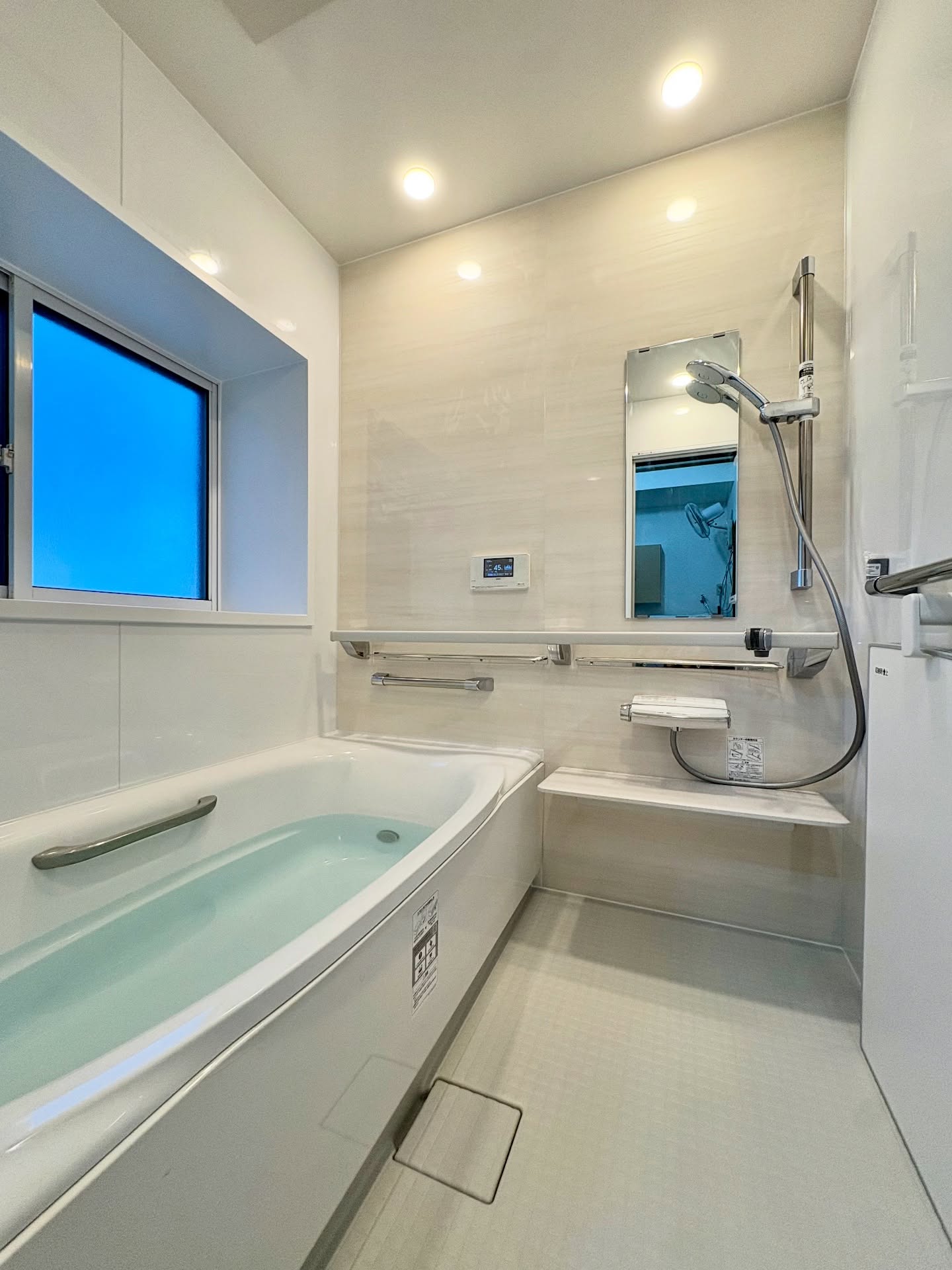 お風呂工事の工期はユニットバスからユニットバスで通常4日です🛀
.
こちらのご自宅は、既存の土間がありましたが、あまりにもガタガタだったので、土間を打ち直しています。
.
解体してみないと分からない事も時々あるので、お客様とのお打ち合わせや状況共有も大切にしています。
.
イレギュラーがあっても、お客様の不安が無い工事が出来るよう、日々考えながら仕事をしています😊
.
#森末建築設備 #Morisueのリフォーム