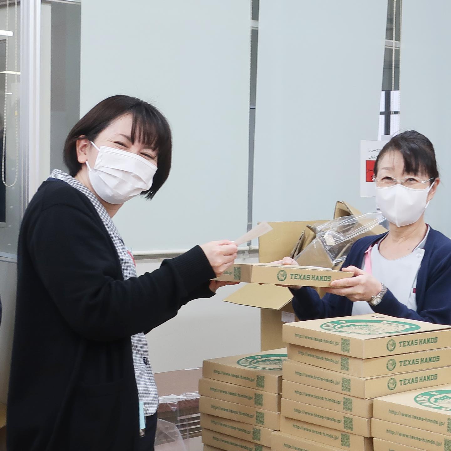 ・
【庶務課】
今年の年末年始は前後におまけの土日がくっついて、今日が仕事納めという会社も多いのではないでしょうか。
仕事納めとは縁遠い医療機関で働く私たちは、鈴の音がなるクリスマスの洋風な雰囲気から一変して、お琴や尺八の音が聞こえる和風な雰囲気に煽られて、やることリストの項目が増えていく一方です。
そんな私たちへ病院から、働くスタッフ全員にピザのプレゼント!
一人一枚♪ 大きなピザ。
準備されたピザをみるとここで働く人の数に圧倒されます。
でも、それを受け取ったスタッフ全員から笑顔のお返しがあり、あれやこれやの慌ただしさを忘れさせてくれるなんともゆったりした空間でした。
新しい年は60年に一度巡ってくる「丙午(ひのえうま)」は、情熱や行動力が高まるパワフルな年になるとされています。
飛躍のチャンスを逃すことなく目標に向かって行動できる年になるのかなと思いました。
これまで二の足を踏んでいたことにも挑戦できる年になってくれることを願っています。
みなさん今年はどんな一年でしたか?
良い一年だったという方もそうでなかったという方も笑顔で新しい年をお迎えできますように。
