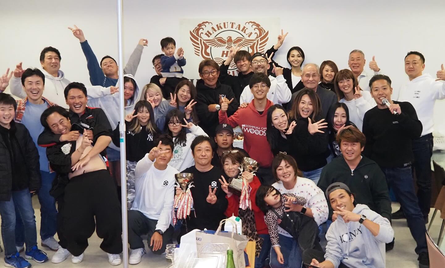 2025年もありがとうございました
今年も楽しいシーズン沢山の皆様と過ごせた事心より感謝申し上げます
来シーズンもよろしくお願い致します
写真2枚目
第30回ハクタカカップchampion
men うっちー
woman あべちゃん
おめでとう御座います
3枚目公式戦日本一祝勝会
タイガ、キーちゃんプロツアーチャンピオン
ニーくんアマツアーチャンピオン
ソラJr.menチャンピオン
日本一おめでとう!
4枚目2025年度ハクタカの
KING 豊泉正人
Queen 豊泉エリー
夫婦で病に負けず前向きに頑張っいる!がんばれ!みんなで応援してるよ💪🏾
5枚目ハクタカ第3世代歴代インストラクター
顔馴染みのいつものメンツに加えて久々参加のブーちゃん(ニーくんの母)も来てくれました
6枚目今月号のマガジンでも特集された日本最高齢ウェイクボーダー高橋さんとちな&メイカ
みなさん受賞おめでとう御座いました
#ウェイクボート
#ウェイクサーフィン
#ウェイクスケート
#2025
#ハクタカマリン
来シーズンもよろしくお願いします
@hakutakamarine