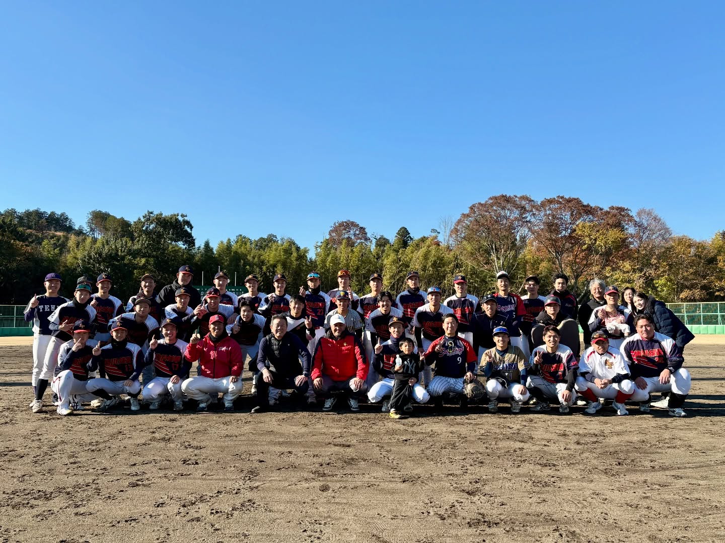 【OB戦・引退試合】
2025年12月6日
日頃より応援いただいているOBの皆様、そして今年で引退を迎える選手を含め、OB戦・引退試合を開催いたしました。
2025年シーズンは、国民スポーツ大会・天皇賜杯・西日本大会の三大会のうち、西日本大会のみ本戦出場という悔しい結果に終わりました。
この悔しさを糧に、来年は三大会すべてで本戦出場を果たせるよう、チーム一丸となって取り組んでまいります。
日々応援してくださる皆様のご期待に応えられるよう、これからも全力で戦ってまいります。
今後とも変わらぬご声援をよろしくお願いいたします。
〈引退選手〉
・木村 匠(投手/在籍8年)
・千代 一輝(内野手/在籍5年)
・肘井 飛雄馬(外野手/在籍4年)
・久崎 太郎(捕手/在籍3年)
・才木 来慎(投手/在籍3年)
それぞれのこれまでの活躍に感謝し、これからの活躍にも期待しています!
本当にお疲れ様でした!
#佐川印刷株式会社 #佐川印刷軟式野球部
#SAGAWAPRINTING
#エスピータック亀岡球場 #エスピータック
#全日本軟式野球連盟
#軟式野球 #社会人野球 #野球選手
#京都 #向日市 #亀岡市
#2025 #2026
#よいお年を