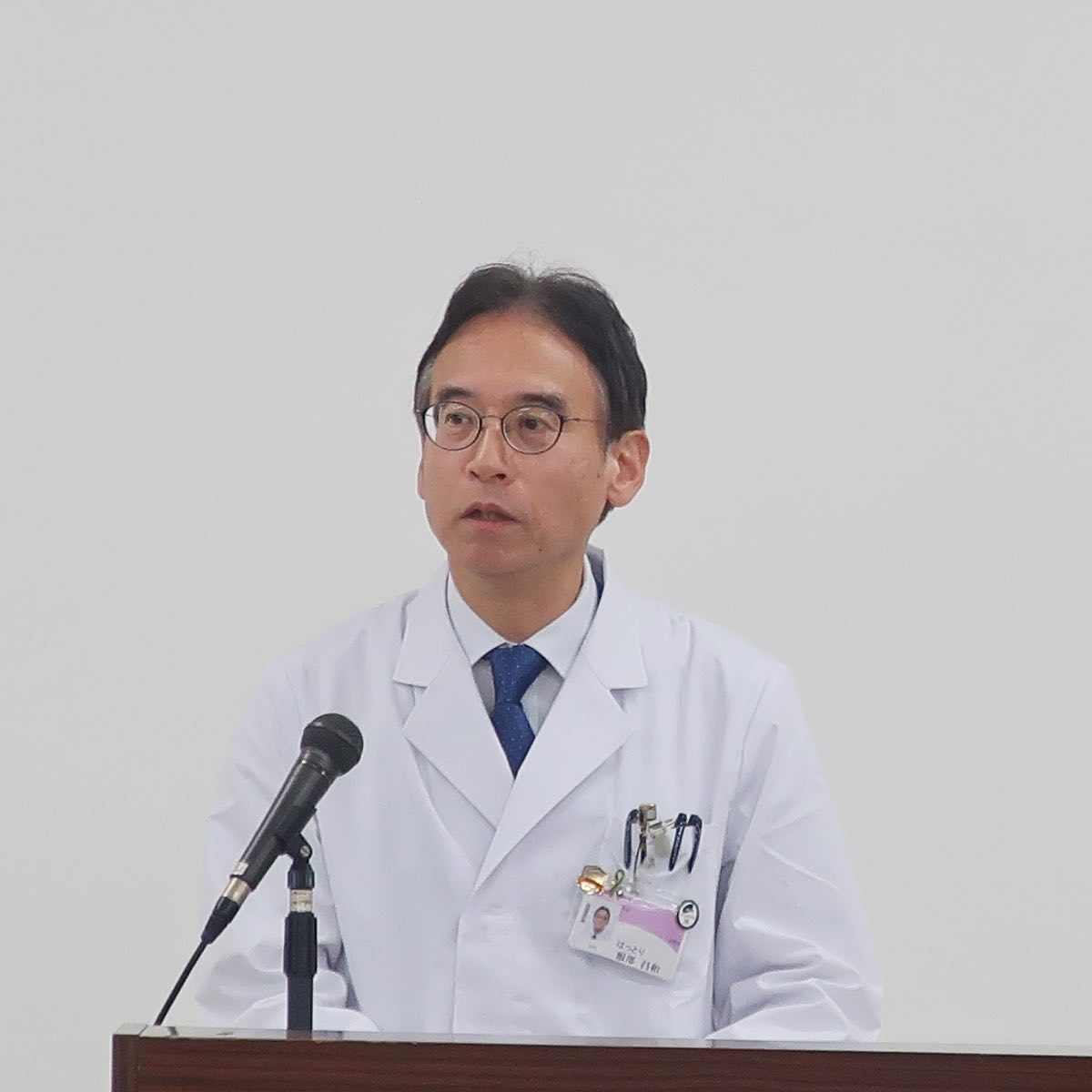 ・
【庶務課】
新年あけましておめでとうございます。
年明けの降雪でいつもどおりの福井の年始となり、本日年賀式が執り行われました。
理事長からは
不安定な世界情勢の中、平和な一年だったことに改めて感じる年末年始でした。
今年は感謝しながら、利他的に過ごす「思いやり」の心で、日々健やかで穏やか一年を過ごして欲しいと思います。
院長からは
昨年は病院経営にとって厳しい年でした。新しい年も様々な問題が出てくると予想されますが、みんなで支えあい感謝しながらよりよい職場を作っていきましょう。
という信念の挨拶がありました。
今年は午年。情熱や行動力が高まる年になるとされています。
確かに、様々なことが不安定な今ですが、「来れば安心できる」そんな「よりどころ」になれるよう、
飛躍のチャンスを逃すことなく、成長につなげていきたいと思います。
本年もよろしくお願いいたします。
#福井厚生病院
#福井厚生病院年賀会
#今年のモットーは思いやり