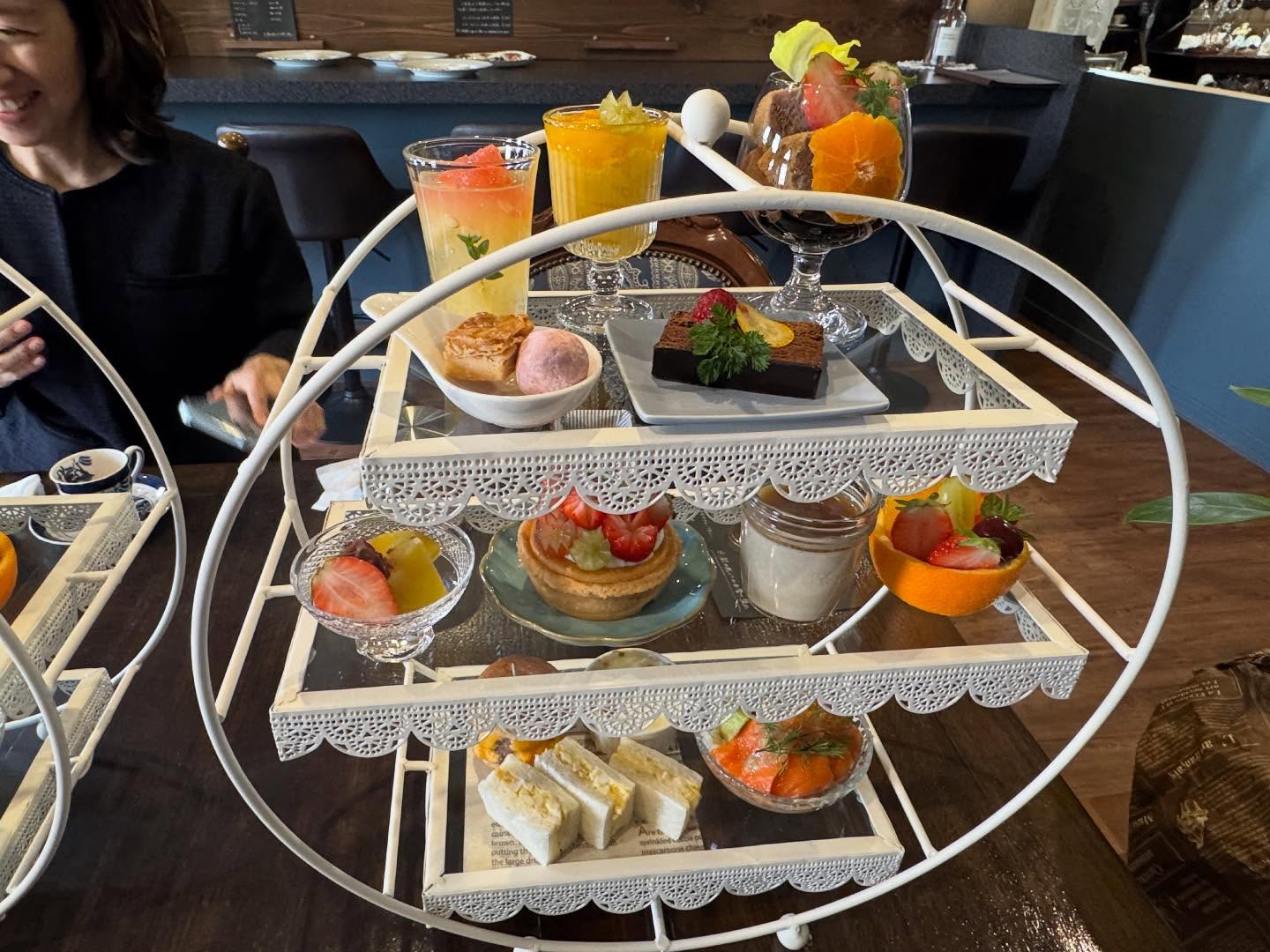 皆さんこんにちは、若森S・Lです。
私たちは、課題解決型学習として函館の魅力を再発見し地域活性化を図るべく、「知る人ぞ知る函館のお店をSNSで紹介する」活動をしています。
今回は、函館市桔梗にある隠れ家的なカフェ「DEEP TIME」さんのアフタヌーンティーをご紹介します。
DEEP TIMEさんのアフタヌーンティーは本場英国のアフタヌーンティーとは違い、台が大き過ぎてご一緒のテーブルにいる皆様のお顔がよく見えない、スコーンや胡瓜のサンドイッチもドレスコードもありません。
日常的に気軽にいらして頂き、ご自身のご褒美スイーツを楽しんで頂きたい、色々堅苦しさを抜いて過ごして頂きたいとの店主様の思いから今の形になったとのことです。
テーブルの上に置かれた台を見て、ボリューム満点で食べられるかな?と思いましたが、ほとんど完食!至福のひと時でした♪
店内の雰囲気、店主さんとの会話、とにかくバランスよく落ち着く空間でした。
ぜひ、行ってみてください♪
#函館短期大学 #食物栄養学科 #保育学科 #地域解決課題 #pbl