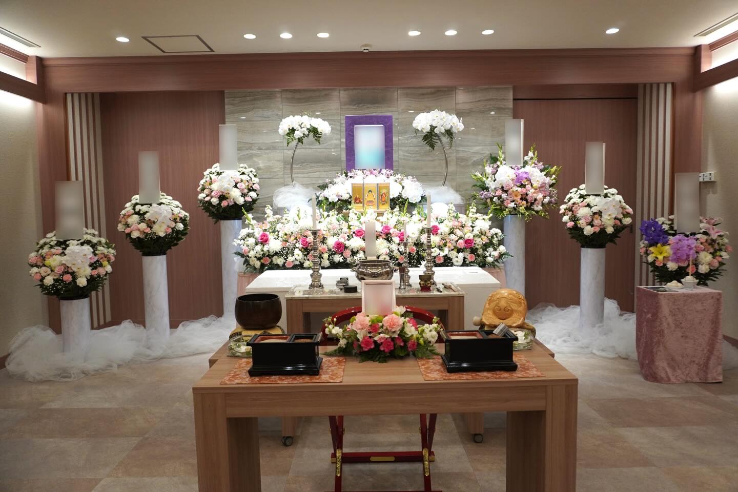 新宿区上落合にある火葬場併設式場落合斎場雪の間にて家族葬のお手伝いをさせていただきました。
故人様がお好きだったイメージで仕上げた生花祭壇にお喜びのお言葉を頂戴いたしました。
#落合斎場
#家族葬
#薔薇
#東京祭典