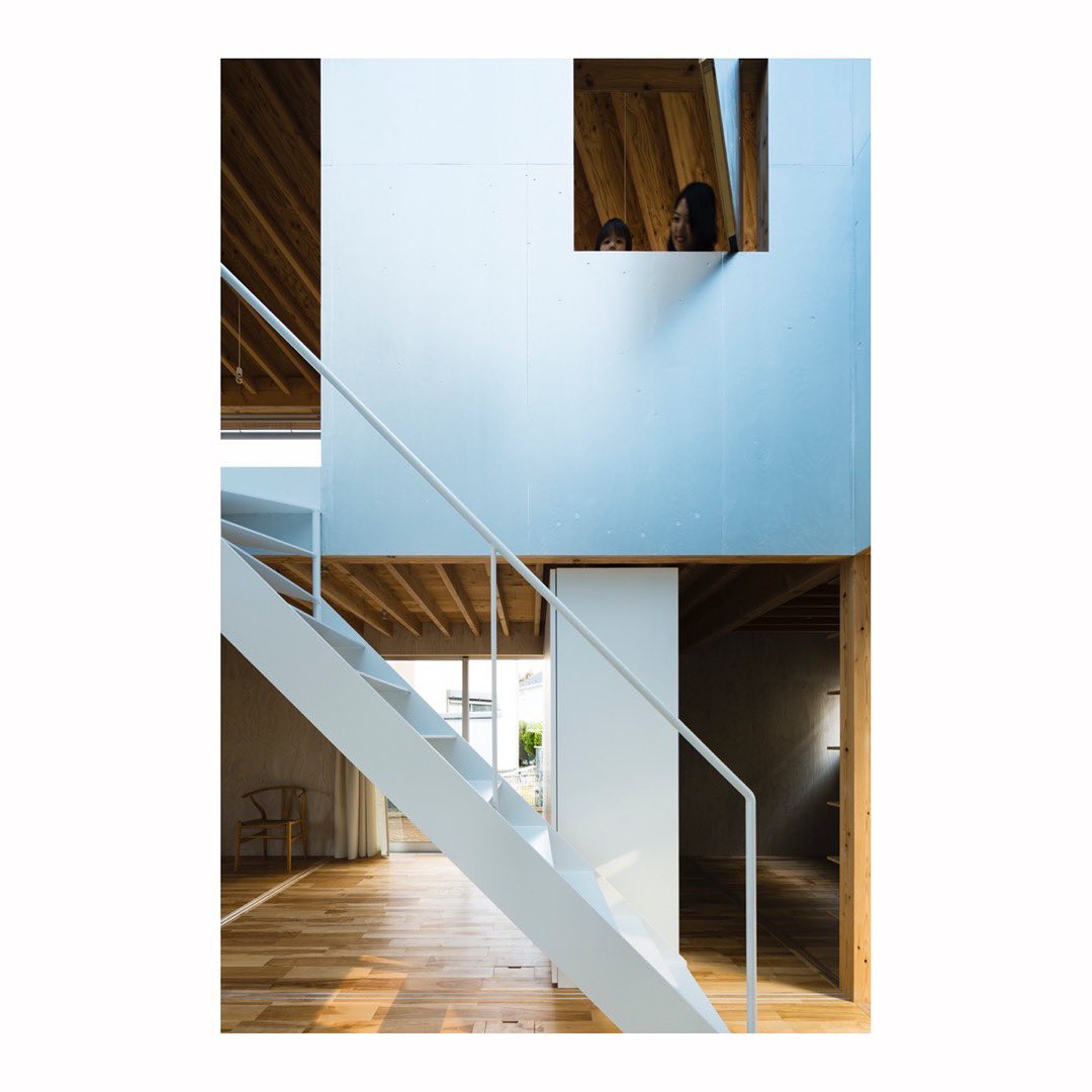 加藤邸/ Kato House (2019)
Photo by Sobajima Toshihiro
天窓から降り注ぐ光に満ちた吹抜の空間
The space filled with natural light from the sky.
コラボレーター:橋本光秀, 構造設計:中原英隆
Collaborated with Mitsuhide Hashimoto, engineered by Hidetaka Nakahara