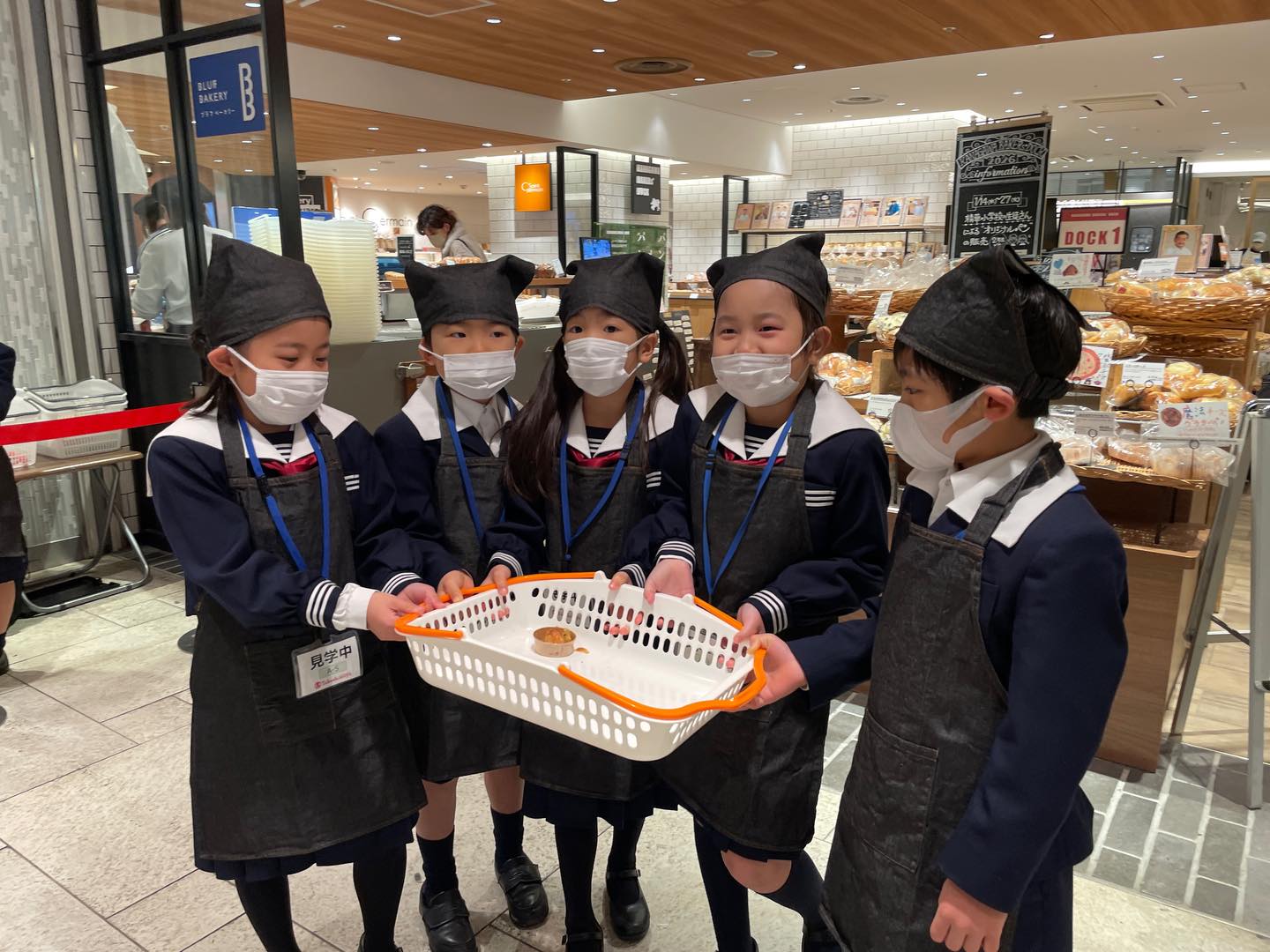 【髙島屋で販売体験🥐】
2年生活科の取り組み「パンプロジェクト」では、横浜髙島屋の方々にご協力いただき、実際の現場に立って販売する実習を実施させていただきました。
裏ではサンジェルマンの方々がフル稼働でパンを作ってくださっていました。
販売体験にご協力くださったお客様、ありがとうございました。
また、この実地学習を実現させるためにご協力くださった横浜髙島屋の皆様、株式会社 サンジェルマンの皆様、株式会社 ハットコネクト 中島社長、ボランティア保護者の皆様にも感謝申し上げます。
オリジナルパンの販売は明日までです!!
横浜にお越しの際は、ぜひお買い求めください🥐
子どもたちはこの活動の記録を作文にまとめています。
学校説明会等でご覧になれますので、お楽しみに!