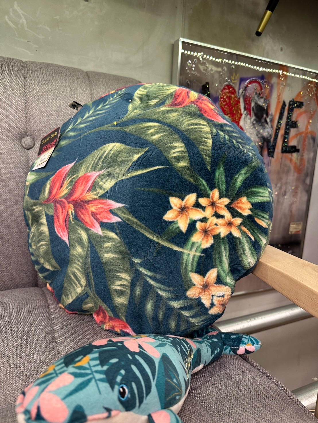 本日もたくさん新入荷!
ハワイアン雑貨ではホヌのスノードームやファブリックボックス、クッションまで様々入荷ー
その他にも大人気のティッシュケースも数量限定特価で入荷しましたー
ぜひぜひお早めに店頭でご覧ください!
#ハワイアン雑貨 #ティッシュケース #スノードーム #クッション #武蔵小山