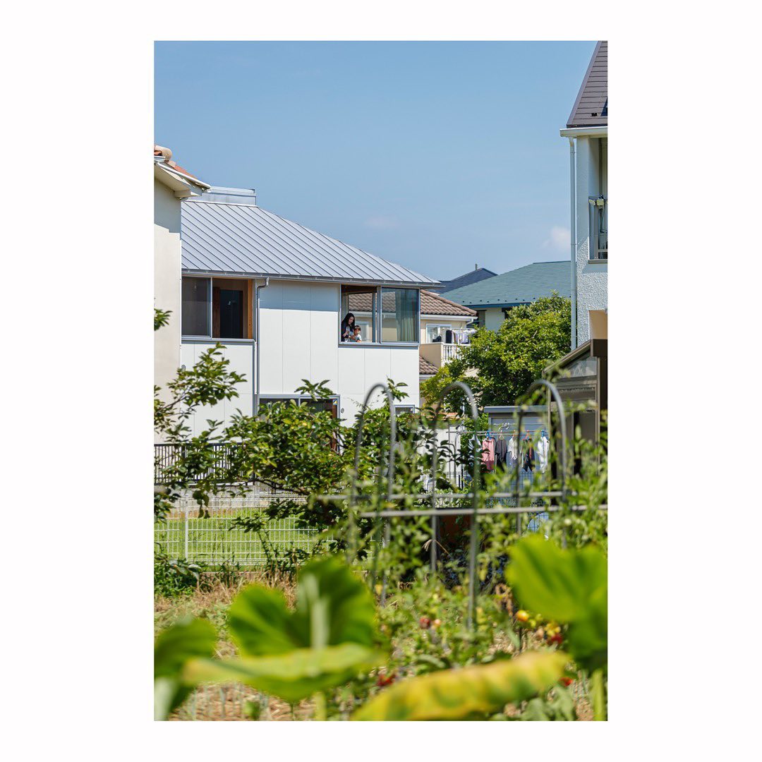 加藤邸/ Kato House (2019)
Photo by Shinkenchiku-sha
郊外に建つ戸建住宅。4人家族のための明るい家。
A house in the suburbs, bright house for a family.
コラボレーター:橋本光秀, 構造設計:中原英隆
Collaborated with Mitsuhide Hashimoto, engineered by Hidetaka Nakahara