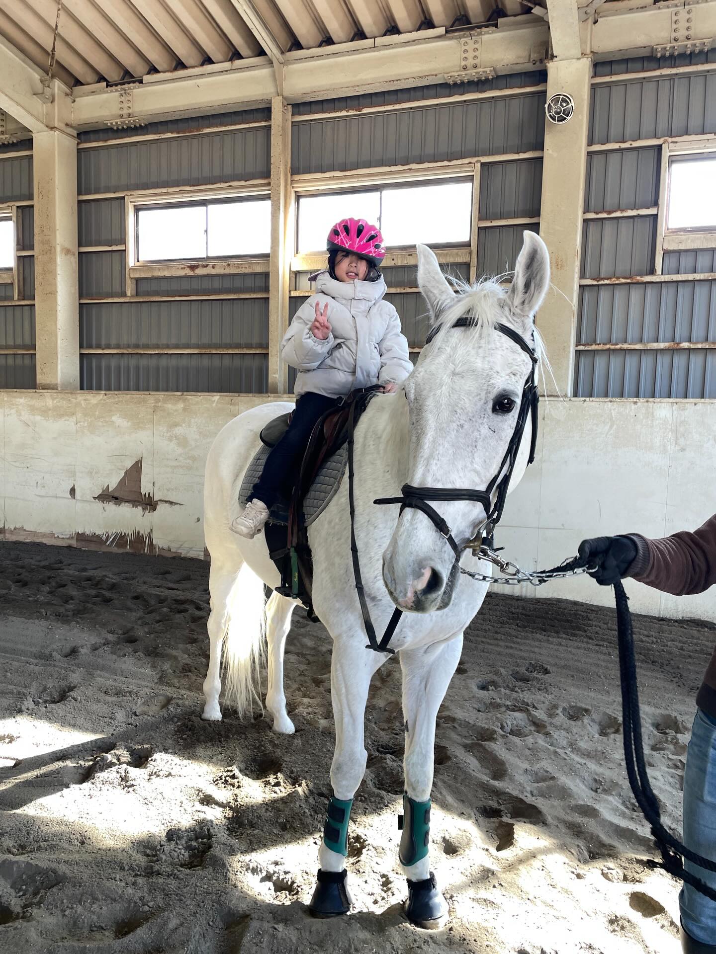 久しぶりの乗馬教室でした!
初めは少し怖がっていましたが
すぐに慣れ、「楽しかった!」と
大喜びの子どもたちでした(^^)
#企業主導型保育園#認可外保育園#peek-A-boo
#乗馬教室#ユタカファーム