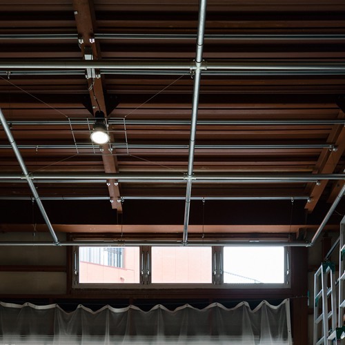 Senju Motomachi Souko (2020)
Photo by Sobajima Toshihiro
千住元町の倉庫をリノベーションしました。1Fはモックアップをつくり、原寸でデザインを検証するためのスペースとして使っています。
We renovated a warehouse in Senju-Motomachi, Tokyo. The ground floor is used as a space to make mock-ups and test the design on full scale.