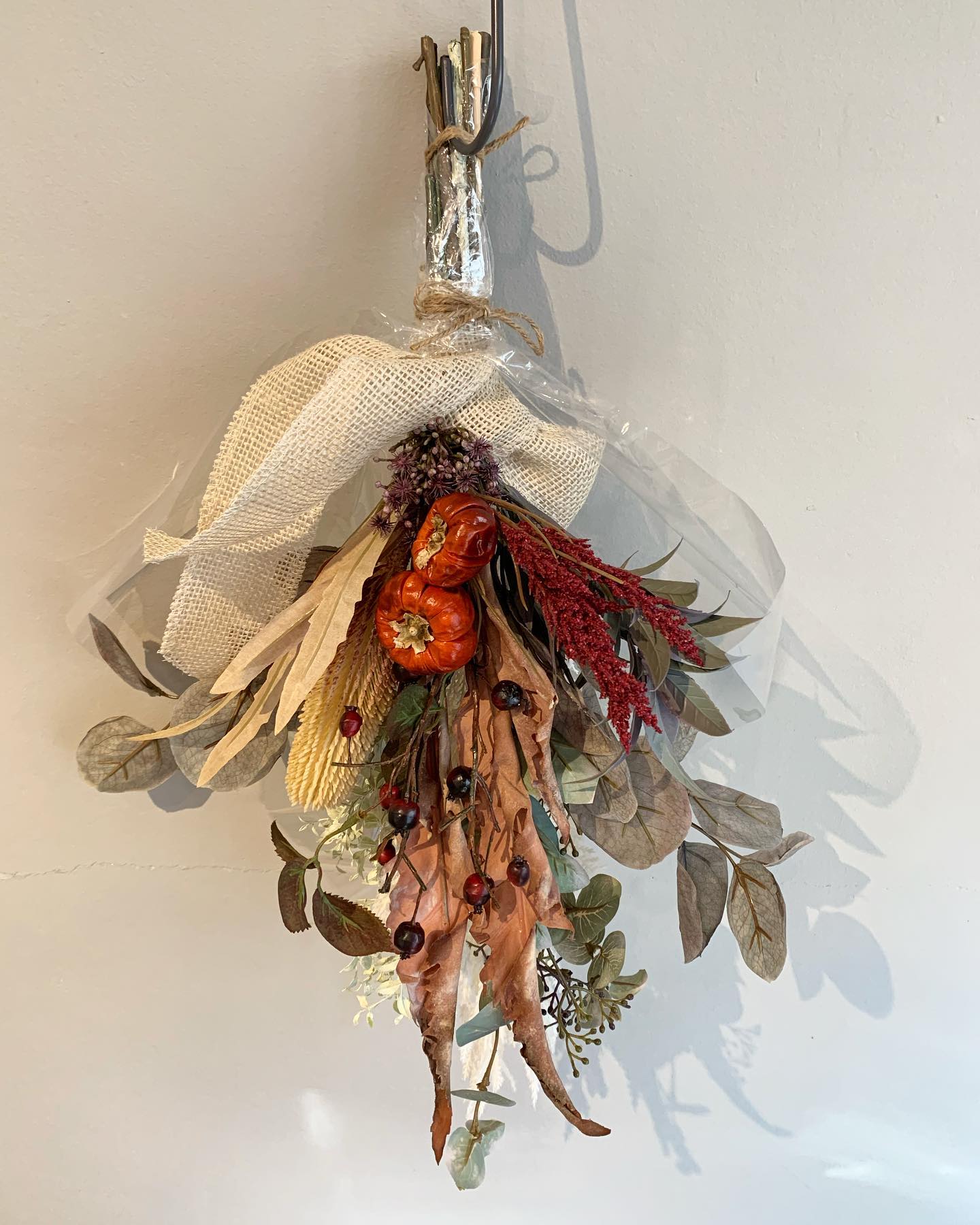 ハロウィンをイメージしたスワッグ。秋の豊作を願って木の実を多めに入れてみました!<br>#雑貨 #フラワーアレンジメント #アーティフィシャル #ワークショップ #ペンギンノウズ #PenguinKnows #大阪 #箕面 #osaka #mino