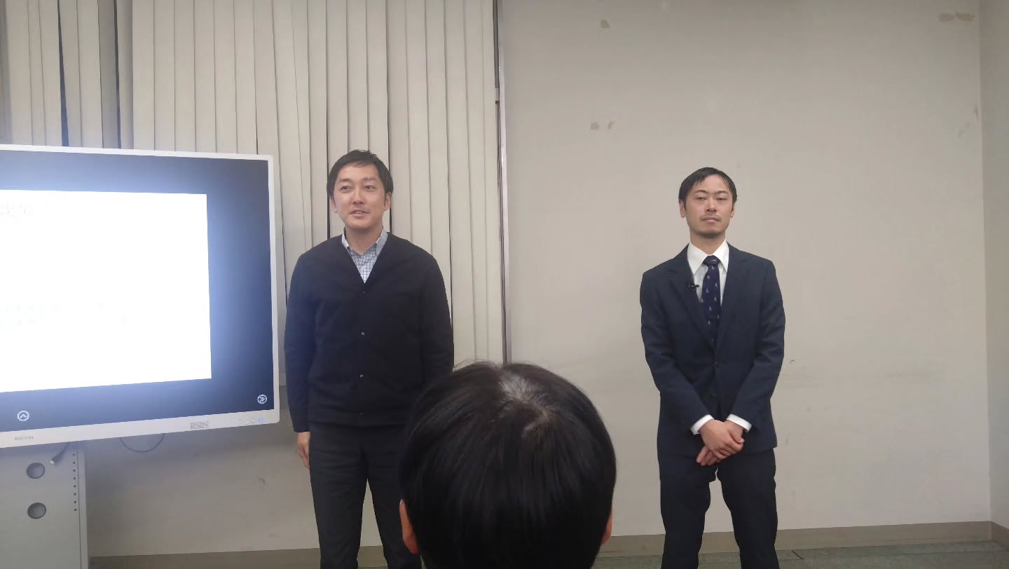 2026年1月15日(木)
令和7年度朝霞市商工会青年部
臨時総会が産業文化センター会議室にて行われました。
次年度部長予定者である
向くんの部長方針〚+1(プラスワン)〛のもと
委員長予定者4名の委員長方針もそれぞれ発表されました!
戸口くん(研修事業担当)
横山くん(対外事業担当)
國府田くん(青年部まつり担当)
手塚くん(親睦事業担当)
副部長予定者はこちらの4名です💁
髙くん(研修事業担当)
日影くん(対外事業担当)
大峰くん(青年部まつり担当)
鈴木くん(親睦事業担当)
次年度の委員メンバーは、部員が入りたい委員会を
選ぶという投票形式を試みました!
そして、今年度部員が約30名増えたことで、
来年度から委員会が1つ増えて4つになります💪
令和8年度の朝霞市商工会青年部も
盛り上がっていくこと間違いなしですね〜〜〜⭐
結ぶ委員会委員長
田畑結衣
#朝霞市
#商工会青年部
#次年度役員