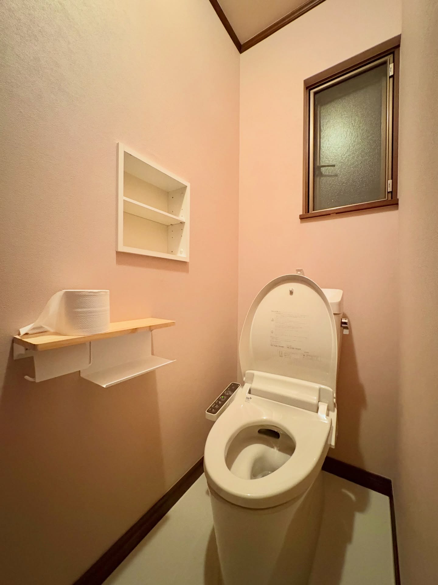 【トイレ交換+内装】
1坪以下のコンパクトな空間では、どんな色を持ってきても可愛く仕上がります♪
トイレは袖リモコンで費用を抑えて、空間を一新。
来客時にも自慢できるトイレに生まれ変わりました✨
.
#森末建築設備 #Morisueのリフォーム #宮城県リフォーム #トイレリフォーム #トイレ