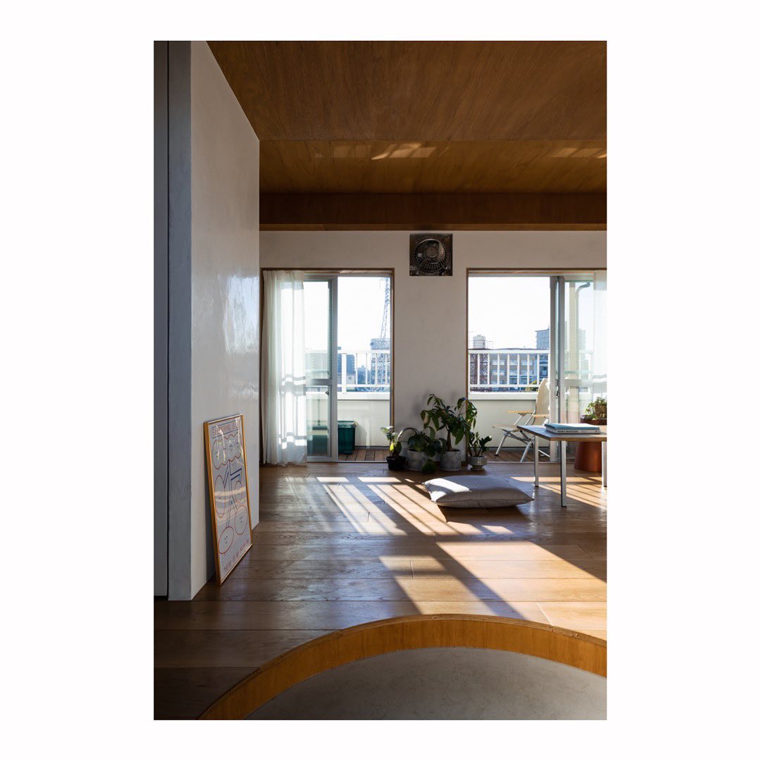 石村邸/ Ishimura House (2021)
Photo by Sobajima Toshihiro
街を眺望できる大きなバルコニーのある一室。
液状に石灰を溶かしたクリームを塗り重ね、磨きあげた壁はは、外の光が反射して室内を明るく軽やかにみせる。
小宮左官さん( @komiyasakan )のアドバイスとご協力のもと、質感のある素敵な仕上がりが生まれました。
The house that has wide view over the city.
The sunlight from outside reflecting the the polished plaster wall. The beautiful wall is finished by and collaborated with @komiyasakan .