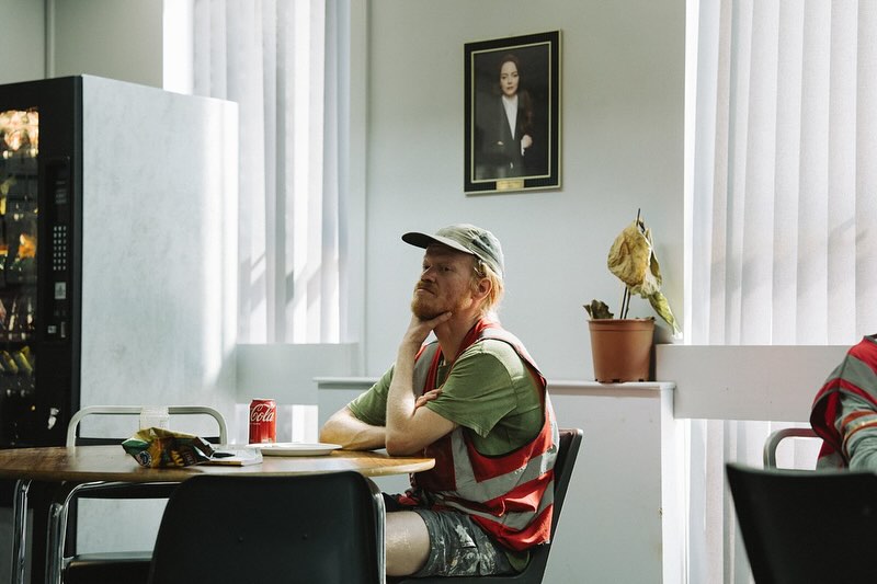 『#ブゴニア』ホワイトシネクイントにて絶賛上映中🎬
「#哀れなるものたち」「#女王陛下のお気に入り」などで知られる鬼才ヨルゴス・ランティモス監督が、これで5度目のタッグとなるエマ・ストーンを主演に迎えて描いた誘拐サスペンス。「#エディントンへようこそ」「#ミッドサマー」の監督 #アリアスター がプロデューサーに名を連ね、2003年の韓国映画「地球を守れ!」をリメイクした。
世界的に知られた製薬会社のカリスマ経営者ミシェルが、何者かに誘拐される。犯人は、ミシェルが地球を侵略する宇宙人だと固く信じる陰謀論者のテディと、彼を慕う従弟のドン。2人は彼女を自宅の地下室に監禁し、地球から手を引くよう要求してくる。ミシェルは彼らの馬鹿げた要望を一蹴し、なんとか言いくるめようとするが、互いに一歩も引かない駆け引きは二転三転する。やがてテディの隠された過去が明らかになることで、荒唐無稽な誘拐劇は予想外の方向へと転じていく。
エマ・ストーンが髪を剃った丸坊主姿も披露し、陰謀論者に囚われたミシェル役を熱演。彼女を宇宙人だと信じてやまない誘拐犯2人組を、「憐れみの3章」「シビル・ウォー アメリカ最後の日」のジェシー・プレモンスと、オーディションで抜てきされた新星エイダン・デルビスが演じる。2025年・第82回ベネチア国際映画祭コンペティション部門出品。
監督: #ヨルゴスランティモス
出演: #エマストーン、#ジェシープレモンス、#エイダンデルビス、#スタブロスハルキアス、#アリシアシルバーストーン 他