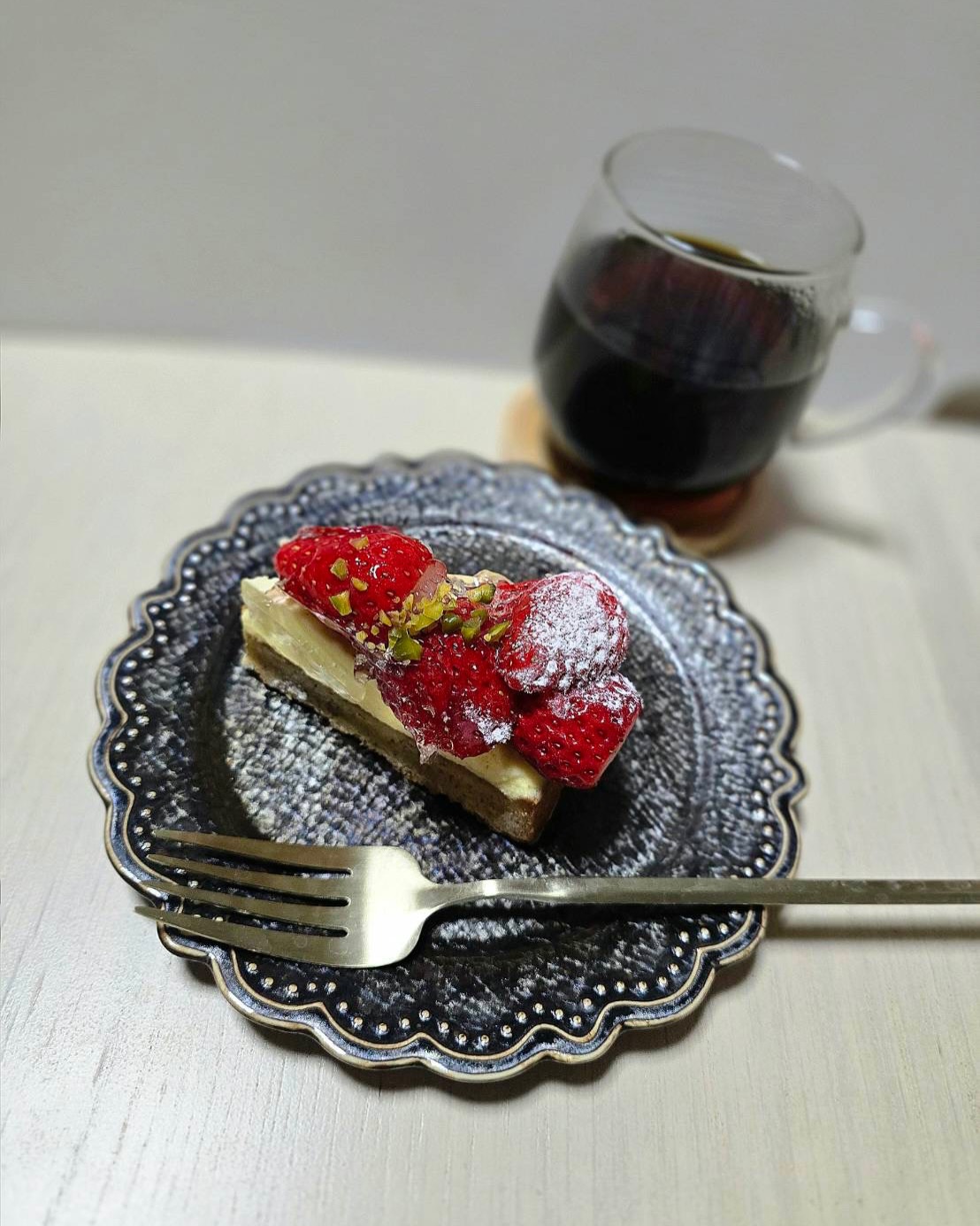 ◀◁他の投稿はこちらから
昨年11月に移転オープンされた
しらゆき亭さん - ̗̀ 🍰 ̖́-
南大分インダストリーさん近くからコープ南大分店さんの敷地内へ移転しています♪
店内には可愛い焼き菓子も並んでいます🧁*॰ॱ
アーモンドクリームに季節のフルーツのタルト【タルトセゾン】と【ショートケーキ】を購入🫶駐車場も沢山あるので是非寄ってみてください🥰
『しらゆき亭』
@shirayuki_tei
📍大分市田中町3-12-6 コープ南大分別棟
☎️097-579-6972
🕕11:00~18:00(予約分10:00~)
🅿️コープ南大分店利用
【商品名】タルトセゾン苺/タルトセゾンラ・フランス/ショートケーキ
⚠掲載内容は来店当時の情報です
.。ꕤ 今回の #スイーツ部特派員 ꕤ.。
▸︎▹︎▸︎▹︎ @oita_hiromi10_88 さん
┈┈┈┈┈┈┈ ❁ ❁ ❁ ┈┈┈┈┈┈┈┈
oita_ひろみです·͜· ♡
スイーツ部特派員として大分県内の美味しい • 可愛いスイーツを紹介していきます🍰🍩🧁
┈┈┈┈┈┈┈ ❁ ❁ ❁ ┈┈┈┈┈┈┈┈
#スイーツ #ケーキ #大分 #大分グルメ