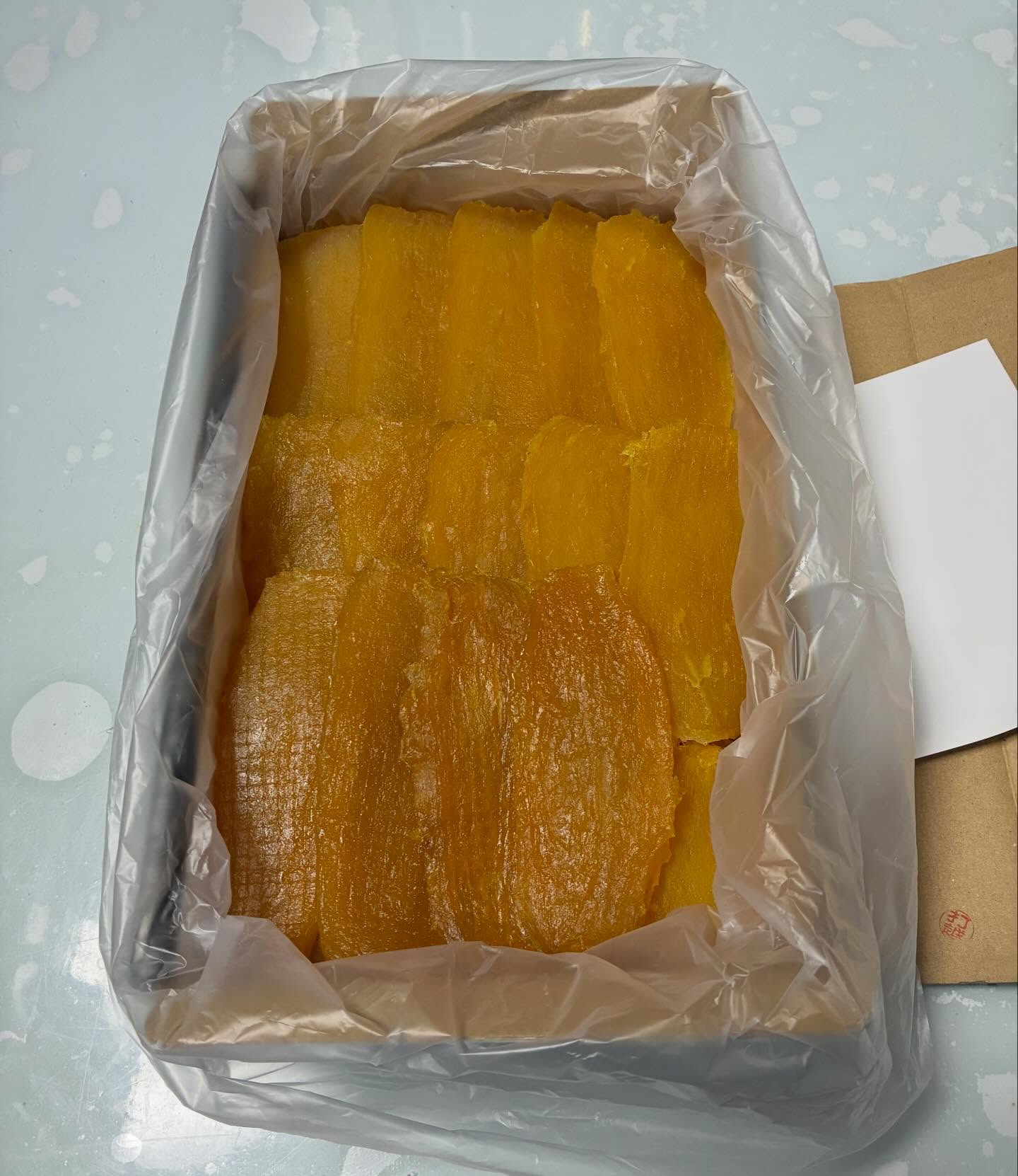 私のオヤツ^o^
干し芋ちゃん❗️
ミシェルが大好きだった干し芋
寝た切りになって、フードや馬肉が食べれなくなっても、干し芋(丸干し)だけは、食べてくれていた
いつもストックであふれていた干し芋
ミシェルが逝ってしまったあとも、ずーっと冷凍庫には、触る事さえしなくなった干し芋があった
新しい冷凍庫にすると決めた時、
古い冷蔵庫にあった干し芋を、全て捨てて以来、我が家に干し芋は、存在しなかった
けど、
何故か?干し芋食べようとおもい、
買ってみた…
家の中には、入れたくなくて、車の中で食べたら、胃腸が動くのがわかり、
ミシェルがそばにいて、自分の好きだった干し芋を食べて、元気になって欲しいと、
言っているような…
ミシェルが大好きだった、お店屋さんに連絡したら、覚えていてくれて、すぐに送ってくれた。
元気になるよ😃やくそく^o^
#スーパーブギフトケンネル#ゴールデンレトリーバー#最高の贈り物#人生犬と生きる幸せ#チワワロングティーカッププードル タイニープードルプードルブリーダー子犬販売いぬスタグラム大型犬と小型犬との暮らし多頭飼育
福島県
福島市