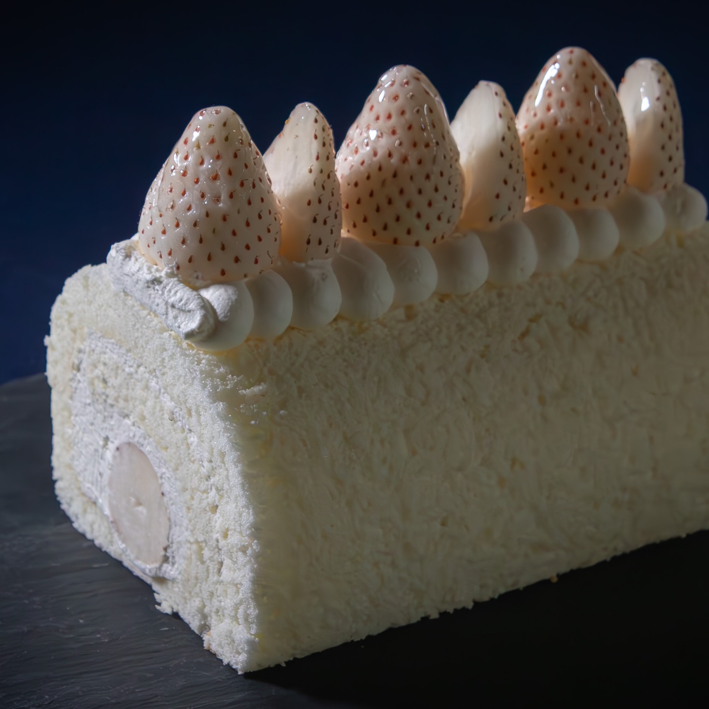 幻の白苺「こころの色」
佐賀県産の希少な白苺を使い
パティシエが贅沢スイーツに仕立てました。
ホワイトデーにもお勧めです✨
🍓 白イチゴのホワイトロール
【1日3本限定/3日前の完全予約制】
15cm ¥5,000
web予約 詳しくはプロフィールより
公式サイトをご覧ください。
okinawa_loisirhotel_naha
🍓 白イチゴのタルト
1カット ¥1,000
フォンテーヌにて店頭販売
販売:3/1〜3/14
この時期だけの、特別な甘さを。
#白イチゴ
#こころの色
#ホワイトデー
#ホテルスイーツ
#期間限定スイーツ