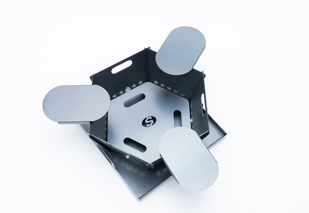 長野県須坂市の伸商機工さまの新キャンプギアの撮影、PRを担当させていただきました。ゴツゴツとした男らしさを感じるファイヤーピット。カッコいいです。
#精密板金 #キャンプ #キャンプギア #オリジナルギア