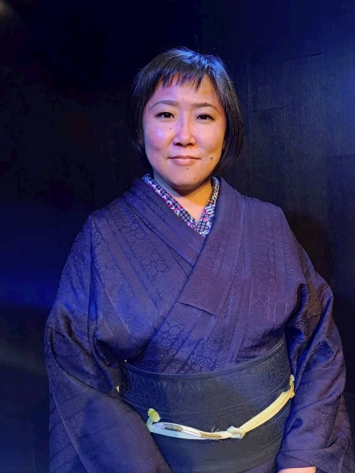 #時をつなぐ朗読会
3公演、無事終了いたしました。
INISHIE まよいごと
時代物を3作品お届けしました。
会場に入ってからはあっという間でした。
今回の着物は全て自前
濃い紫な無地小紋に
深緑色の半幅帯
黄緑の帯締め
半襟も柄が入ったものにしてみたり
語りを担当したので
目立ちすぎず、でも存在感はある程度出るように
意識してコーディネートしてみました😁
自分で着れるようになって良かったなぁと思います。
写真はメガネ有りと無しでそれぞれ
#朗読劇