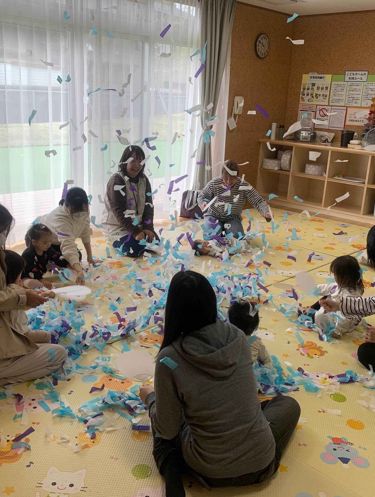 4月22日こどもホーム
"4月のお誕生会"🥳
お誕生児は三人参加してくれました。お誕生カードに手形を押してプレゼント🎁
絵本やパネルシアターを見た後はもうすぐこどもの日ということで花紙で作ったこいのぼりを飛ばそうゲームをしました。
みんなでうちわを仰いで風を🌪️おこしましたよー!高く舞い上がる様子にわーっ❤️とママ達もこども達も大興奮でした✨✨
#立山子育て支援センター
#立山町