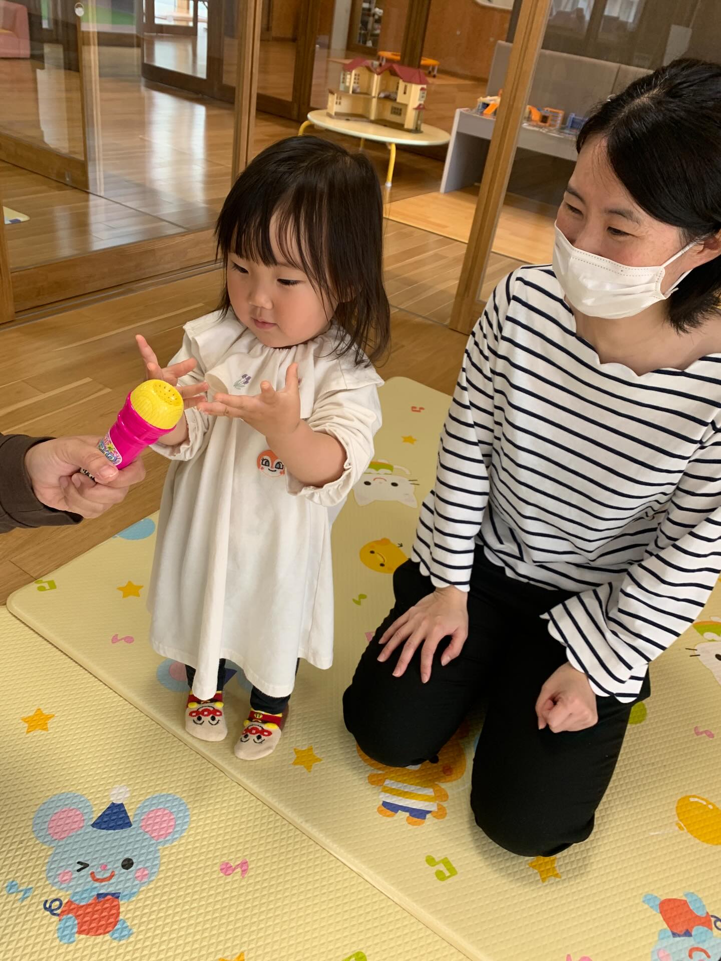 4月22日こどもホーム
"4月のお誕生会"🥳
お誕生児は三人参加してくれました。お誕生カードに手形を押してプレゼント🎁
絵本やパネルシアターを見た後はもうすぐこどもの日ということで花紙で作ったこいのぼりを飛ばそうゲームをしました。
みんなでうちわを仰いで風を🌪️おこしましたよー!高く舞い上がる様子にわーっ❤️とママ達もこども達も大興奮でした✨✨
#立山子育て支援センター
#立山町