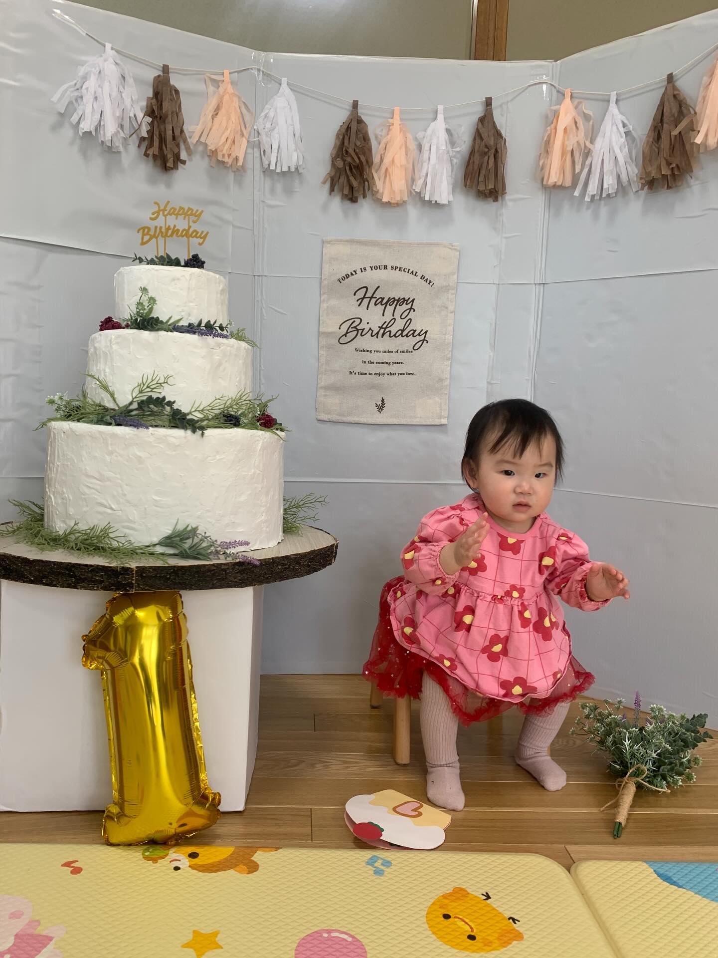 4月22日こどもホーム
"4月のお誕生会"🥳
お誕生児は三人参加してくれました。お誕生カードに手形を押してプレゼント🎁
絵本やパネルシアターを見た後はもうすぐこどもの日ということで花紙で作ったこいのぼりを飛ばそうゲームをしました。
みんなでうちわを仰いで風を🌪️おこしましたよー!高く舞い上がる様子にわーっ❤️とママ達もこども達も大興奮でした✨✨
#立山子育て支援センター
#立山町