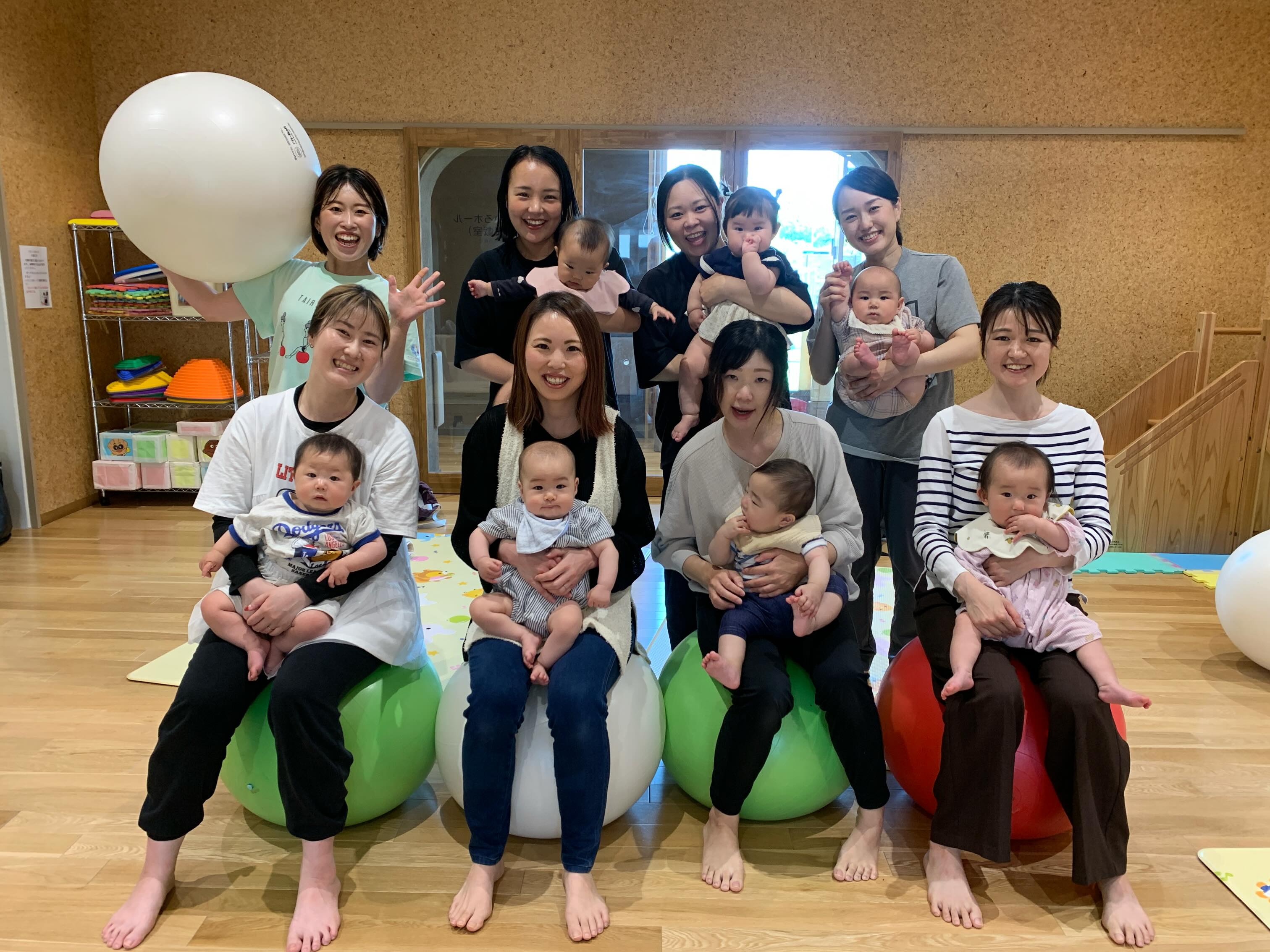 5月13日こどもホーム
"バランスボール"
7組の親子が参加してくれました。沢山弾んで終わった後とってもリフレッシュしたお顔のママ達🥰ママが笑顔になって帰っていくのがとても嬉しいです🤗
ママが弾んでいる間はおもちゃであそんだり、時にはママに抱っこしてもらい一緒に弾んだりしていた赤ちゃん達でした☺️⭐️
次回のバランスボールは9月です!
#立山町
#立山子育て支援センター
#立山町防災児童館複合施設アカリエ