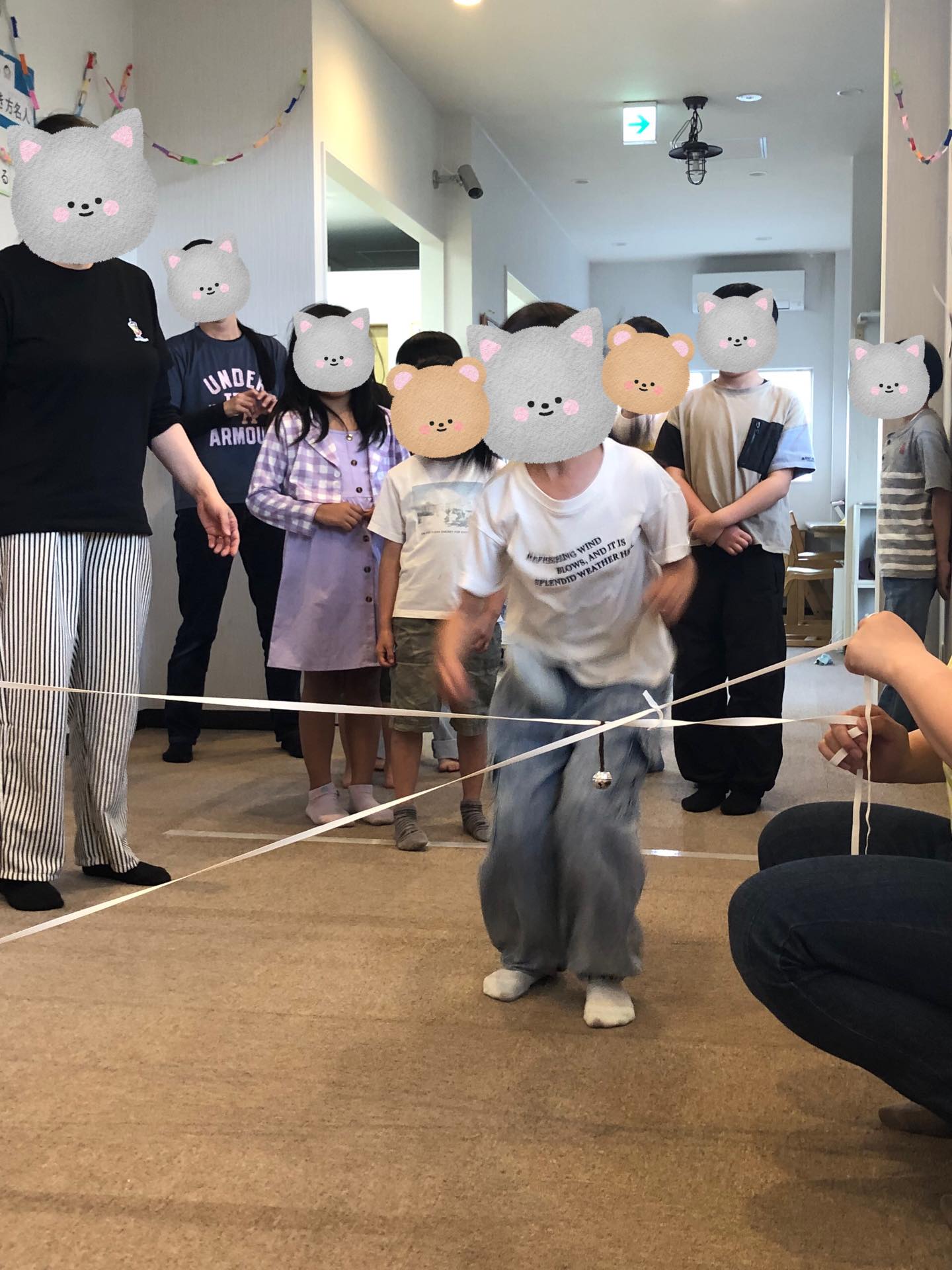 〜いろはに金平糖 童歌あそび〜
歌を覚えたら一緒に歌ってくれたりしながら、紐をよけて通ることを楽しんでいました!!
みんなしっかり待つことが出来ててえらいですね!
#ペンギンのあしあと
#伝承遊び
#放課後デイサービス